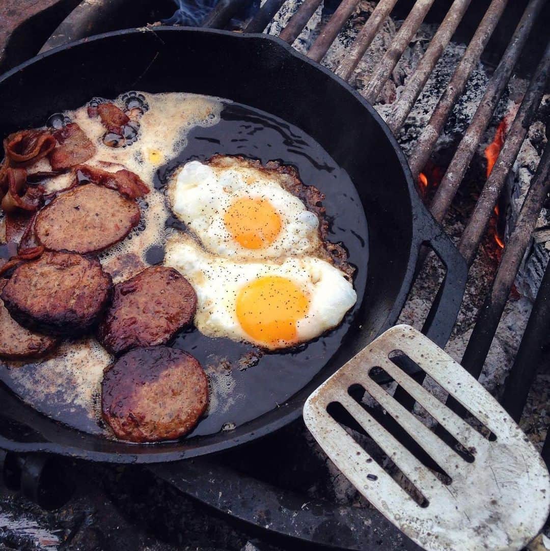 ジョンソンヴィルのインスタグラム：「If this is what camping tastes like, sign us up for good. Feeling the campsite breakfast vibes served up by @lampsonlife 🍳 🌳🌳 Rising and shining with a campfire breakfast. Farm fresh eggs, bacon, and johnsonville turkey sausages to start the day off right. via @lampsonlife」