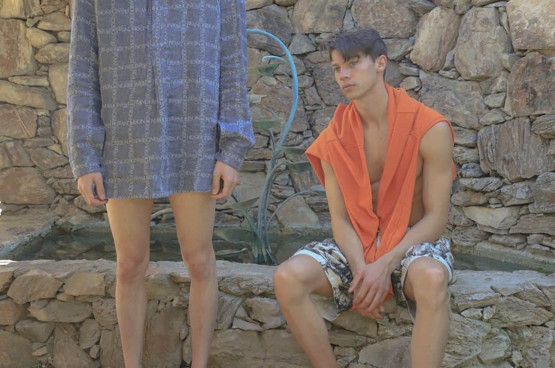 JWアンダーソンさんのインスタグラム写真 - (JWアンダーソンInstagram)「Navy logo grid tunic linen shirt  Durer scene print elastic waistband linen shorts  Spring Summer 2019 collection  Photography @cole_fawcett Your picture / Our future finalist 1521 #JWANDERSON #JWANDERSONWORKSHOPS」5月31日 3時01分 - jw_anderson