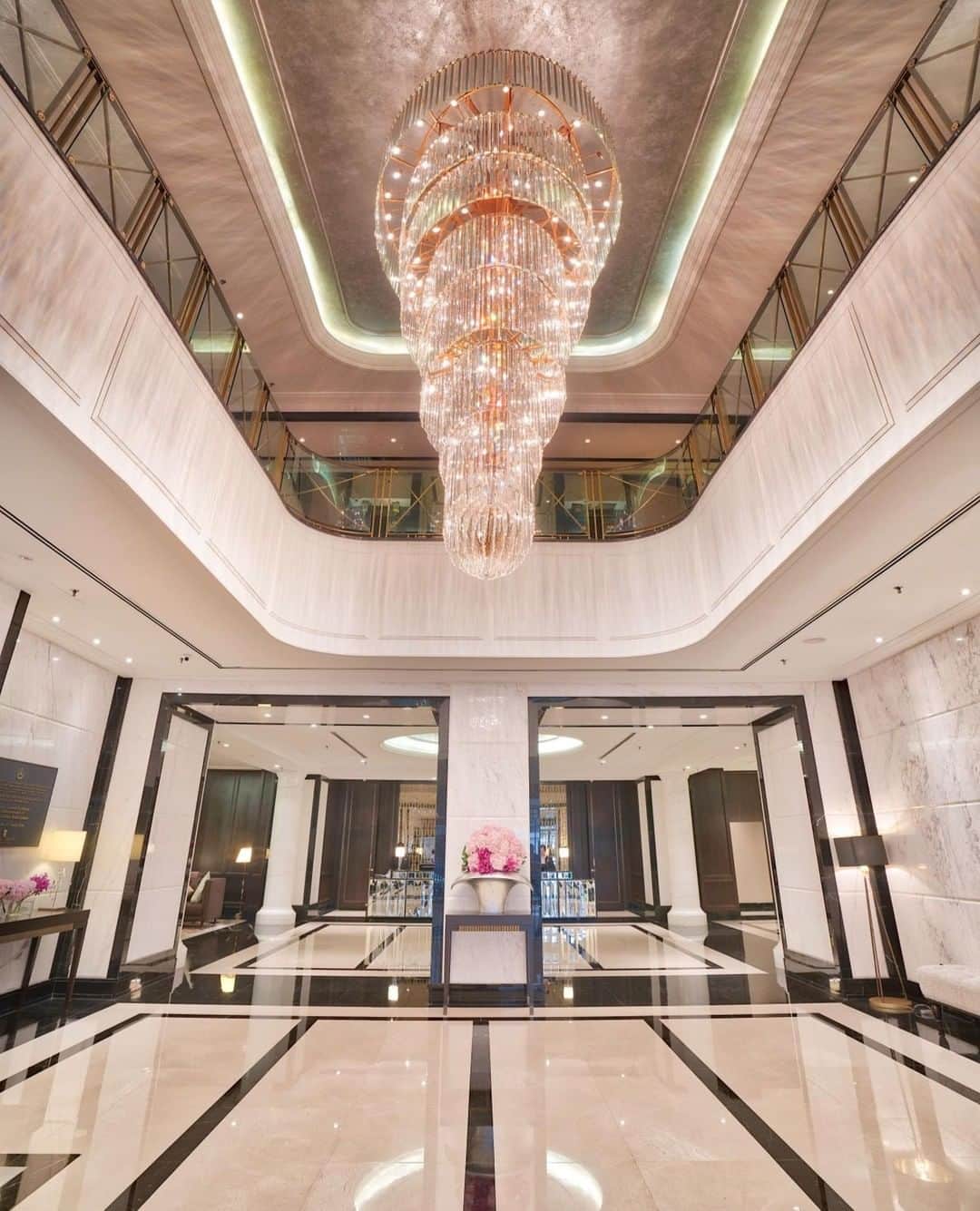リッツ・カールトンさんのインスタグラム写真 - (リッツ・カールトンInstagram)「Timeless elegance and bright new adventures wait to welcome you at The Ritz-Carlton, #KualaLumpur. ⁣⠀ ⁣⠀ #Malaysia #elegant #adventure #bright #design #interiordesign #chandelier #architecture #travel #travelgram #Instatravel #traveldiaries #RCPartner via – @TreyRatcliff」5月31日 3時01分 - ritzcarlton