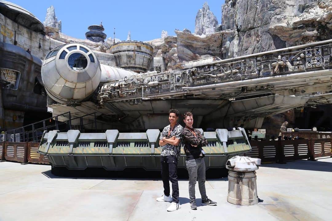 アメリカン・ブロードキャスティング・カンパニーのインスタグラム：「@abcmodernfam’s @nolangould and @blackishabc’s @marcusscribner got to live their #StarWars adventure! Now it’s your turn. ✨ @StarWars: #GalaxysEdge opens tomorrow at @Disneyland Resort and no reservations are required starting June 24. Subject to Capacity.」