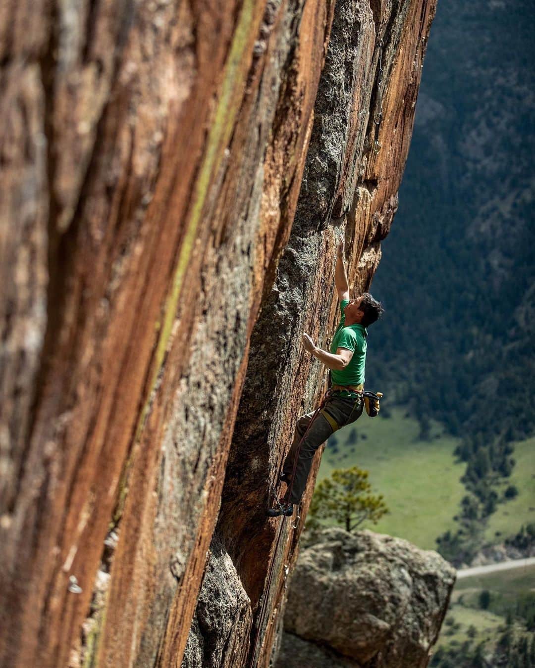 ポール・ロビンソンのインスタグラム：「The monastery is quite a gem 💎 of a crag tucked away in the mountains of northern Colorado with a jaw dropping view of the diamond. Had a really fun time here, hoping to get back soon! It was rad seeing and photographing @kklein28 getting after it on his project, “The Quickening.”」