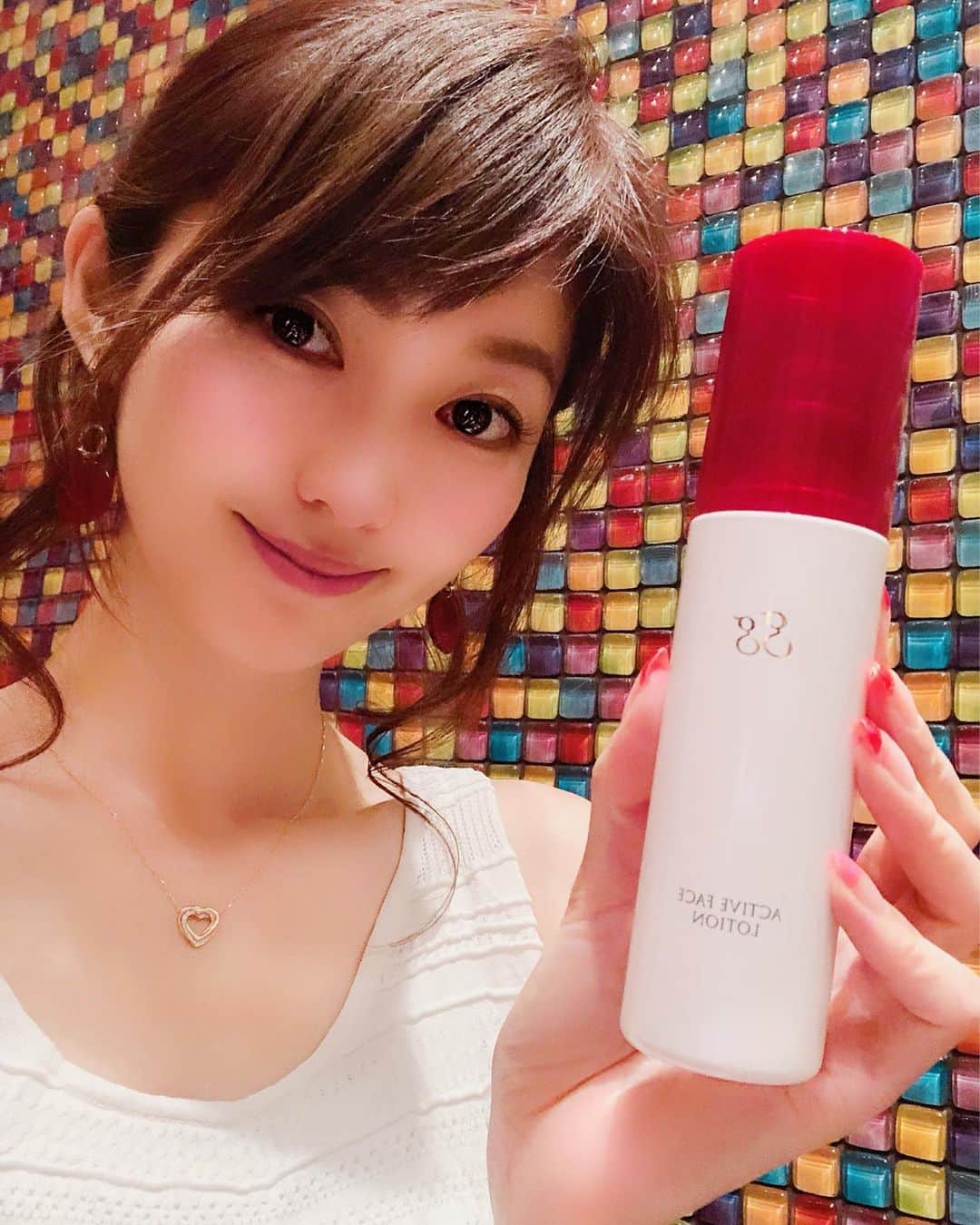 のインスタグラム：「恒例の3時のおやつタイム🍩💓 この時間が至福の時なのです…😚💕 コーラで乾杯〜🍺͟͟͞͞ =🍺͟͟͞͞ =( '-' 🍺 )‼️ * こちらは…ポッキー🍪でも有名な あの江崎グリコさんが💁‍♀️🌈 「食のチカラを美しさに変えてゆく。」を コンセプトとした【gg】ブランドから 🌶ggアクティブフェイスローション🌶 化粧水です❤️ * 洗顔後、2-3プッシュを顔に浸透させます🚰 付け心地はサラッとしていますが 付けると一気にもっちり肌に💕 手で触ると…✋ 肌が手に引っ付くくらいのもっちり💚 お肌が喜んでるので私も嬉しいw🌱🚿💙 ✼••┈┈┈┈┈┈┈┈┈┈┈┈┈┈┈┈••✼ #ggアクティブフェイスローション #gg #ジージー #江崎グリコ #美容 #美肌 #美容垢  #女子力アップ #ビューティー #instabeauty #美容day #美容好きな人と繋がりたい #女子力 #化粧水 #エイジングケア #スキンケア#skincare #cosmetics #コスメ #cosme  #スキンケア用品 #美肌ケア #つるすべ肌 #美活 #化粧品 #女子力 #ビュースタグラマー #乾燥ケア #クリーム #コスメレポ ✼••┈┈┈┈┈┈┈┈┈┈┈┈┈┈┈┈••✼」