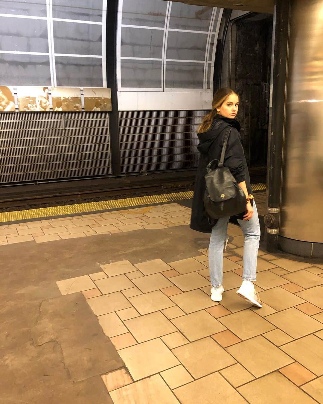 デビー・ライアンのインスタグラム：「🚇」