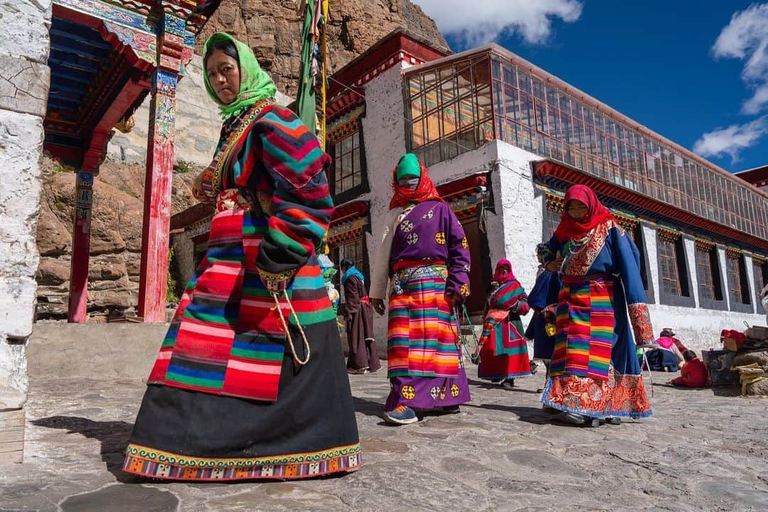 Michael Yamashitaさんのインスタグラム写真 - (Michael YamashitaInstagram)「Colorful pilgrims at Mt. Kailash - only the most devout will do the arduous 32 mile kora, a 3 day hike at over 16,000 ft. Choku Monastery is the first of five monasteries along the route. These monasteries provide accommodation for pilgrims. Arguably it is the most sacred mountain in the world as 4 religions - Buddhist, Hindu, Bon and Jains come to worship and circumnavigate the mountain. #kailash #pilgrims #pilgrimage #kora #tibetan #tibetanbuddhism #sacredmountain」5月31日 3時09分 - yamashitaphoto