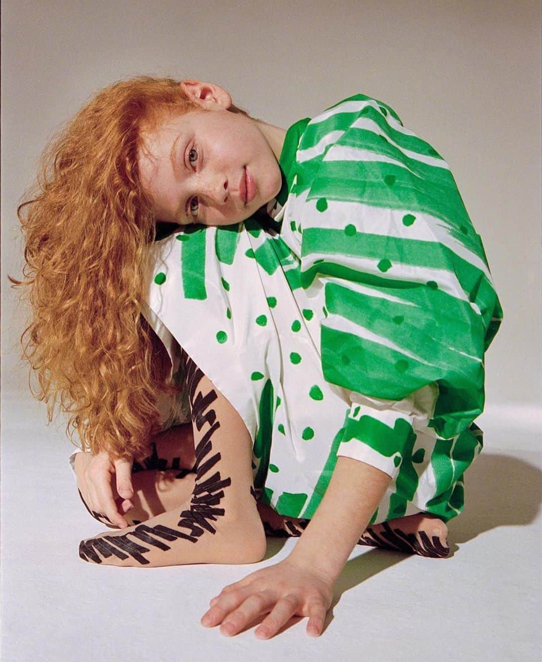 Moschinoさんのインスタグラム写真 - (MoschinoInstagram)「#Repost @francescadonnarumma ・・・ ⚪️💚 Mini Ele for @wrpdmagazine by @eleonora__dangelo and me #moschino @itsjeremyscott」5月31日 3時10分 - moschino