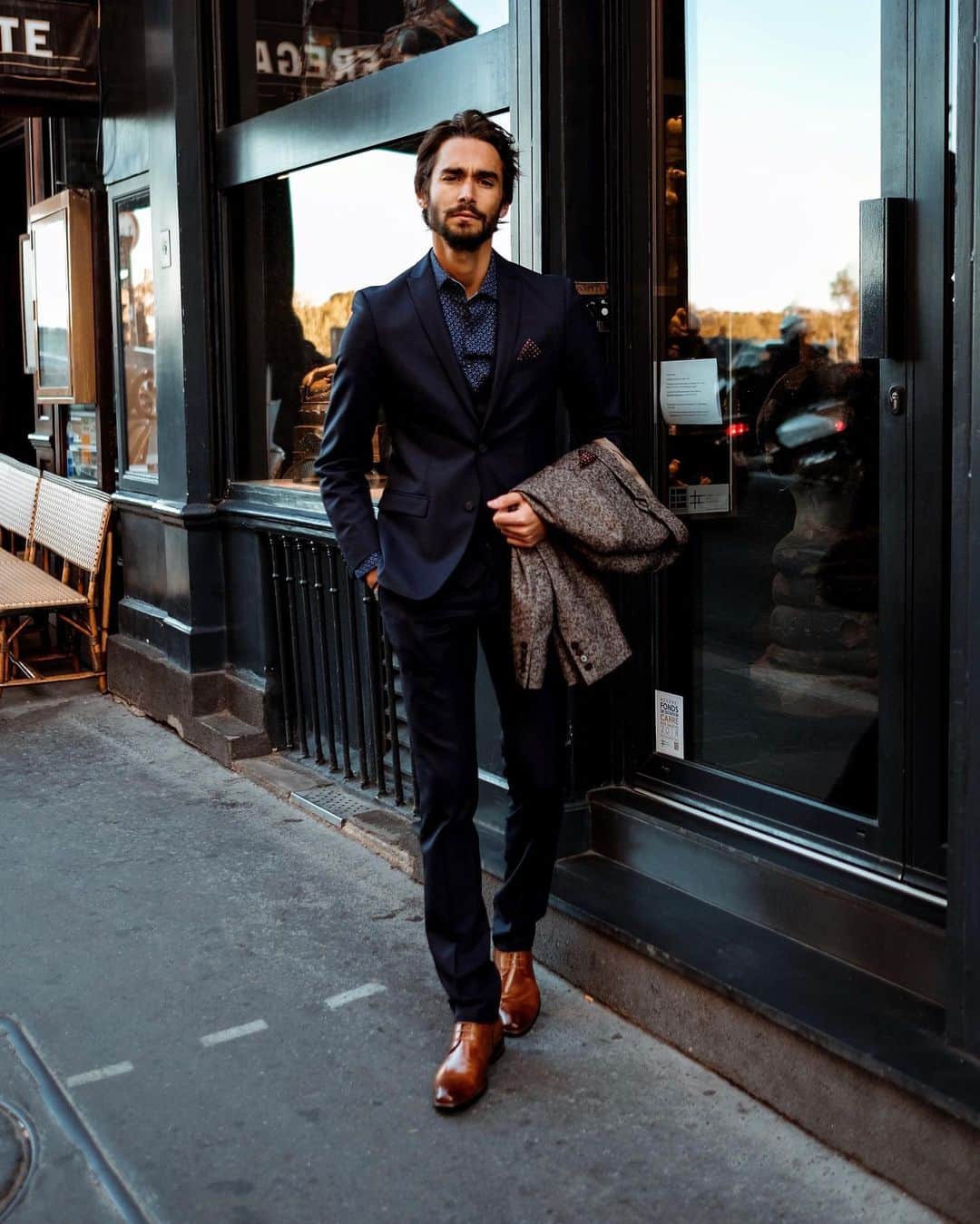 NICOLAS SIMOESのインスタグラム：「Bringing out this business look for diner with these shades of blue 📸✨」