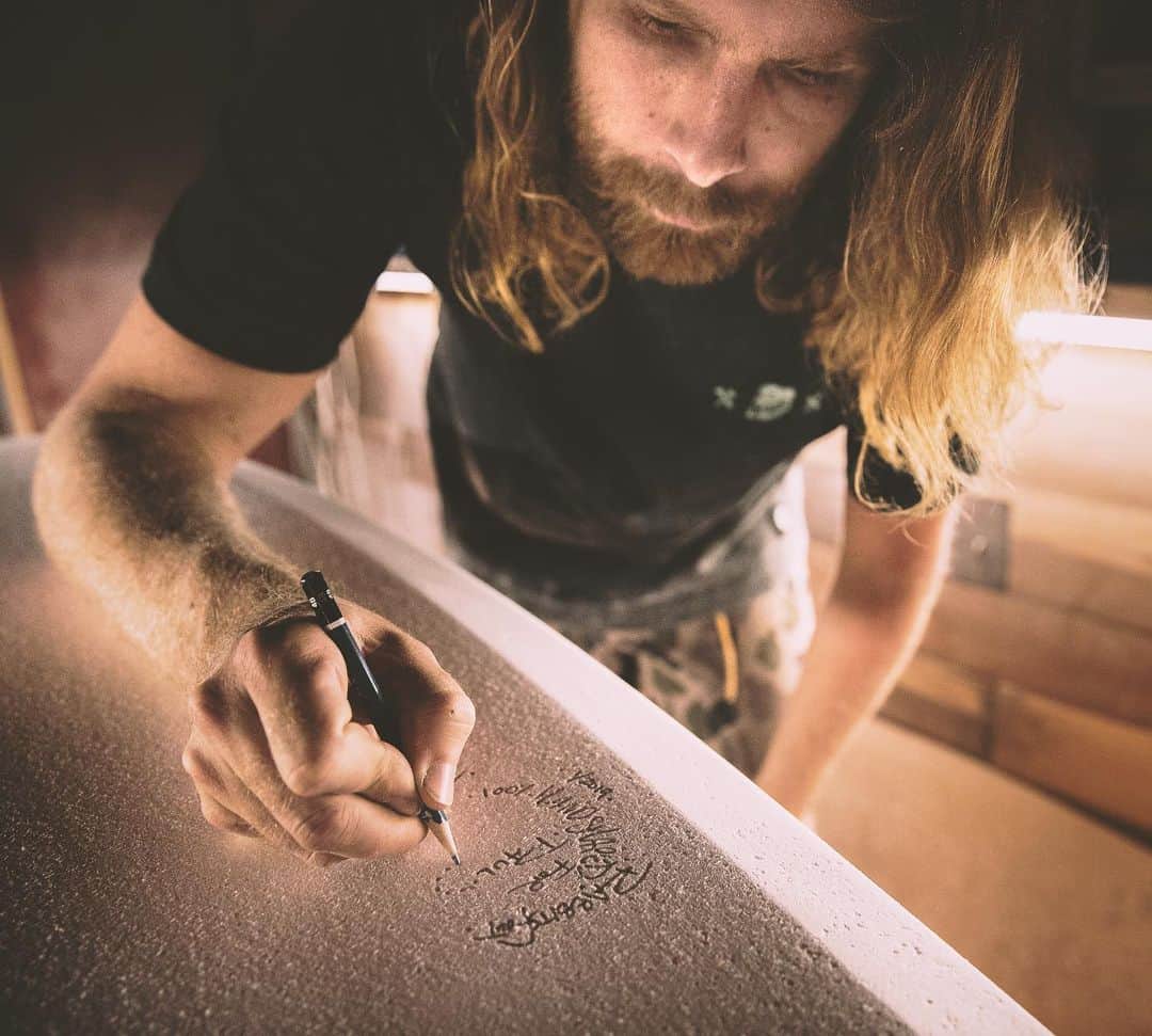 hurleyさんのインスタグラム写真 - (hurleyInstagram)「There’s no luck about hard work, even if you are shaping a Rabbitsfoot. ⠀⠀⠀ Swipe through to see renowned shaper @ryanlovelace create one of his wildly fast designs (called the Rabbitsfoot, if you hadn’t guessed). — Watch our short film with Ryan through our stories, then hit the link in our bio to explore the second installment of the Hurley x @Carhartt Collection. ⠀⠀⠀ #HurleyxCarhartt」5月31日 3時18分 - hurley