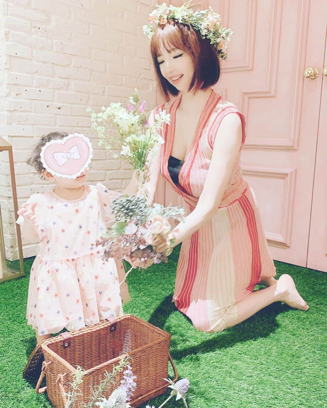 森下悠里さんのインスタグラム写真 - (森下悠里Instagram)「🐰🍓🐰🍓💐✨ - swipeしてね💓 - 最近、こっちがヘトヘトになるほど 急にアクティブ、パワフルになった感じ、、 本当に元気いっぱいで🙈 何をするにしても真剣でとっても夢中なの - 成長はやいなぁ😌 - #ootd #fashion #instafashion #garden #picnic #🌻#🌷#🌼」5月31日 3時20分 - yuurimorishita