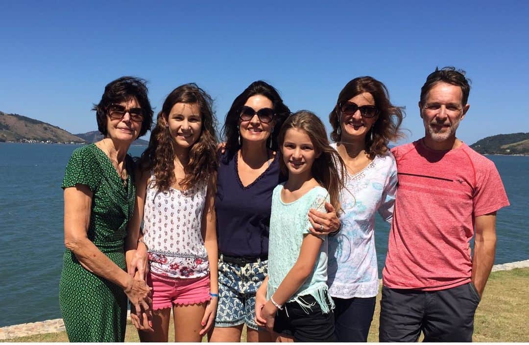 ファチマ・ベルナルデスのインスタグラム：「Saudade dessa turma. Logo,logo, estaremos juntos de novo. Saudade desse céu, desse sol , desse mar. #TBT」