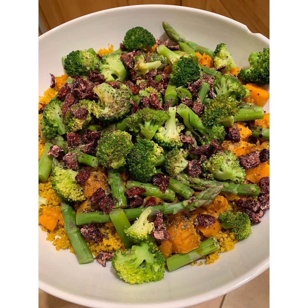 エリー・ブラックさんのインスタグラム写真 - (エリー・ブラックInstagram)「Two words…. power bowl. If you can’t tell by now, I love recipes that are quick, easy and pack a nutritional punch. Oh, and they have to taste great too! This Spiced Quinoa, Sweet Potato, Broccoli & Cranberry Salad checks off all the boxes. It’s the perfect pairing for just about anything you can cook on a BBQ. Give it a shot at your next backyard party! Check out the recipe below… . . . Ingredients: . 3 Sweet Potatoes Quarter Cup Olive Oil 1 Cup Quinoa 1 Teaspoon Ground Cumin 2 Cups Broccoli 1 Bunch of Asparagus One Third Cup of Dried Cranberries One Third Cup of Chopped Herbs 3 Table Spoons Orange Juice One and a Half Tablespoons White Balsamic Vinegar . . Instructions . 1) Preheat oven to 400 degrees Fahrenheit  2) Place sweet potatoes on large parchment sheet 3) Drizzle one table of alive oil over top 4) Season with Salt + Pepper 5) Roast for 25-30 minutes 6) Meanwhile, put the quinoa, turmeric, cumin and two cups of water in a medium sauce pan and bring to boil 7) Reduce heat, cover and let simmer for 12 minutes 8) Remove from heat and set aside to cool 9) Blanch the broccoli and asparagus in saucepan of boiling of boiling water 10) Drain and refresh under cool water 11) Put all ingredients in large bowl and whisk together while adding 3 more tablespoons of olive oil. 12) Add fresh seasoning and salt 13) Enjoy!」5月31日 3時40分 - ellieblack_