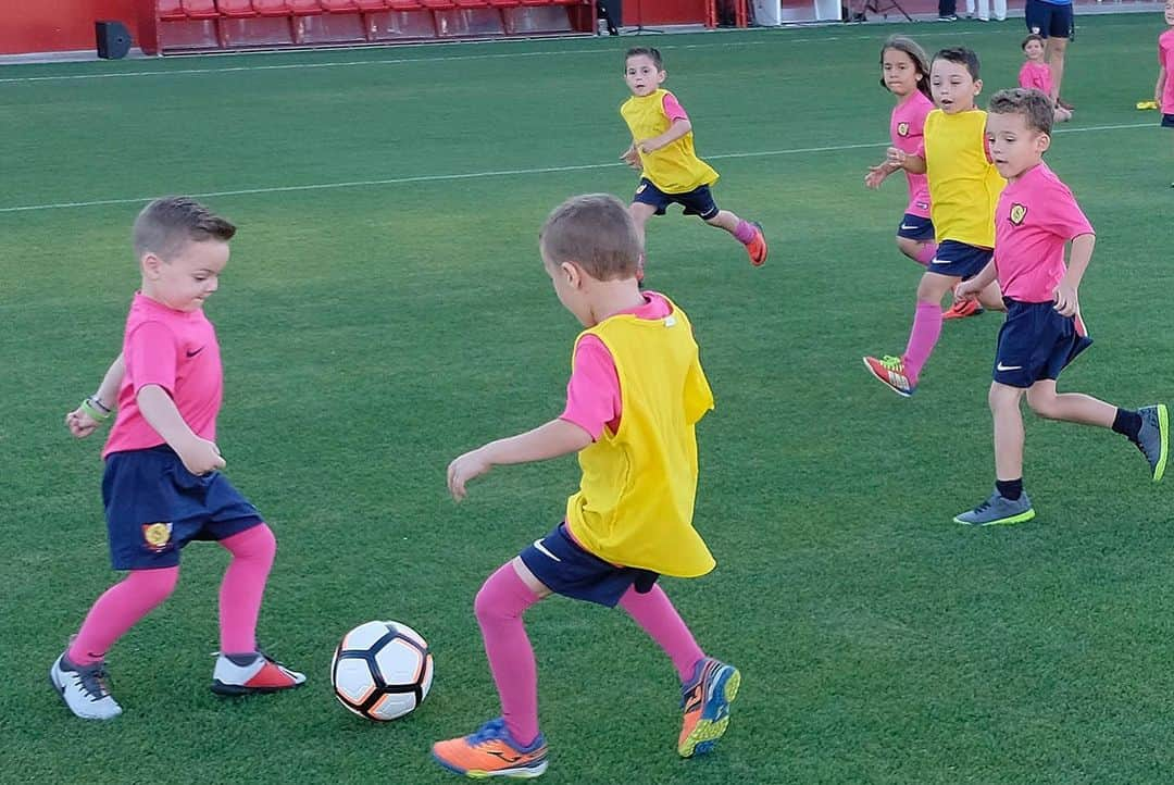 セビージャFCさんのインスタグラム写真 - (セビージャFCInstagram)「‪Punto final a la XI Edición de la E.F SFC Antonio Puerta. ‬ ‪¡Hasta el año que viene chicos! ‬ ‪🧒🏻❤️👦🏼‬⚽️ #WeareSevilla #EscuelaFootball #AntonioPuerta」5月31日 3時51分 - sevillafc