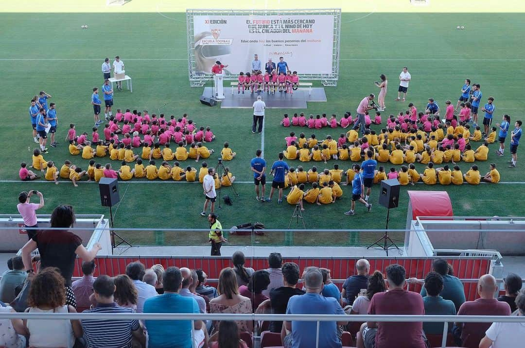 セビージャFCさんのインスタグラム写真 - (セビージャFCInstagram)「‪Punto final a la XI Edición de la E.F SFC Antonio Puerta. ‬ ‪¡Hasta el año que viene chicos! ‬ ‪🧒🏻❤️👦🏼‬⚽️ #WeareSevilla #EscuelaFootball #AntonioPuerta」5月31日 3時51分 - sevillafc