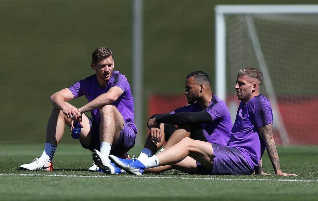 ヤン・フェルトンゲンのインスタグラム：「Nearly show time! #UCLfinal #COYS」