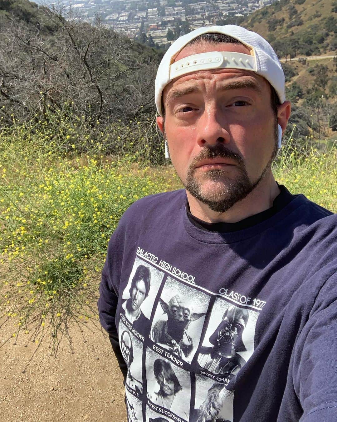 ケヴィン・スミスのインスタグラム：「After an extended swim into a sea of sugary @swedishfish, this @ww Ambassador is working off all those calories with a regiment of @runyoncanyon hikes. This is my fourth day at Runyon in a row, as I try to remind myself that candy is dandy but it makes me thicker much quicker. Sugar, you see, is also Vegan. And you can still adhere to a plant-based diet while ingesting mad amounts of the sweet stuff - which is a very slippery slope for someone like me. So now I’m back to reminding my body that sugar comes with a high price and I should only take it in small doses, if at all. #KevinSmith #ww #wwambassador #runyoncanyon #sugar #health」