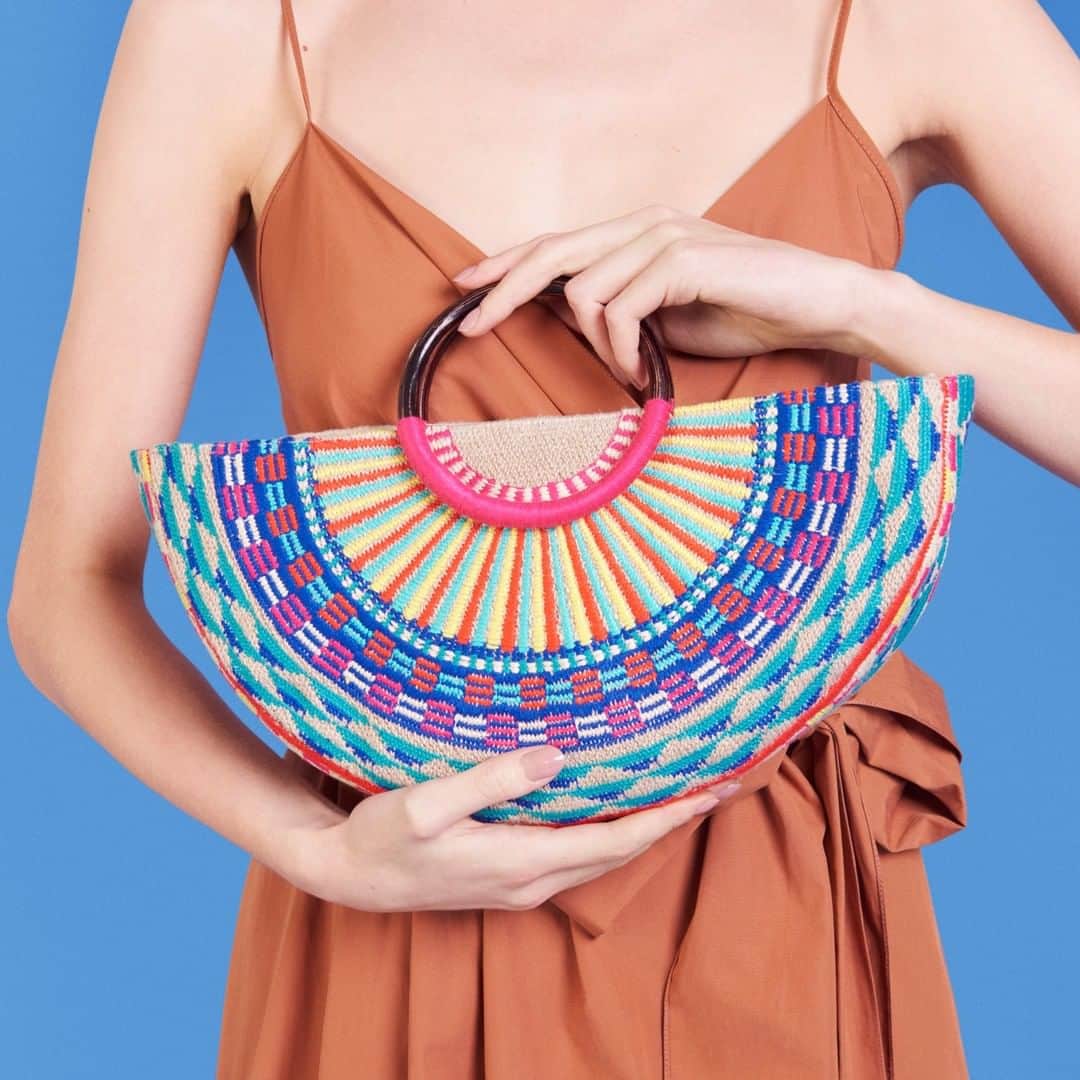 アクセサライズのインスタグラム：「With its wooden ring handles and standout weaving, our Margerita crescent bag guarantees to steal the focus, wherever you go. 🔍: 6908169900  Tap the link in the bio to shop now.  #Accessorize」