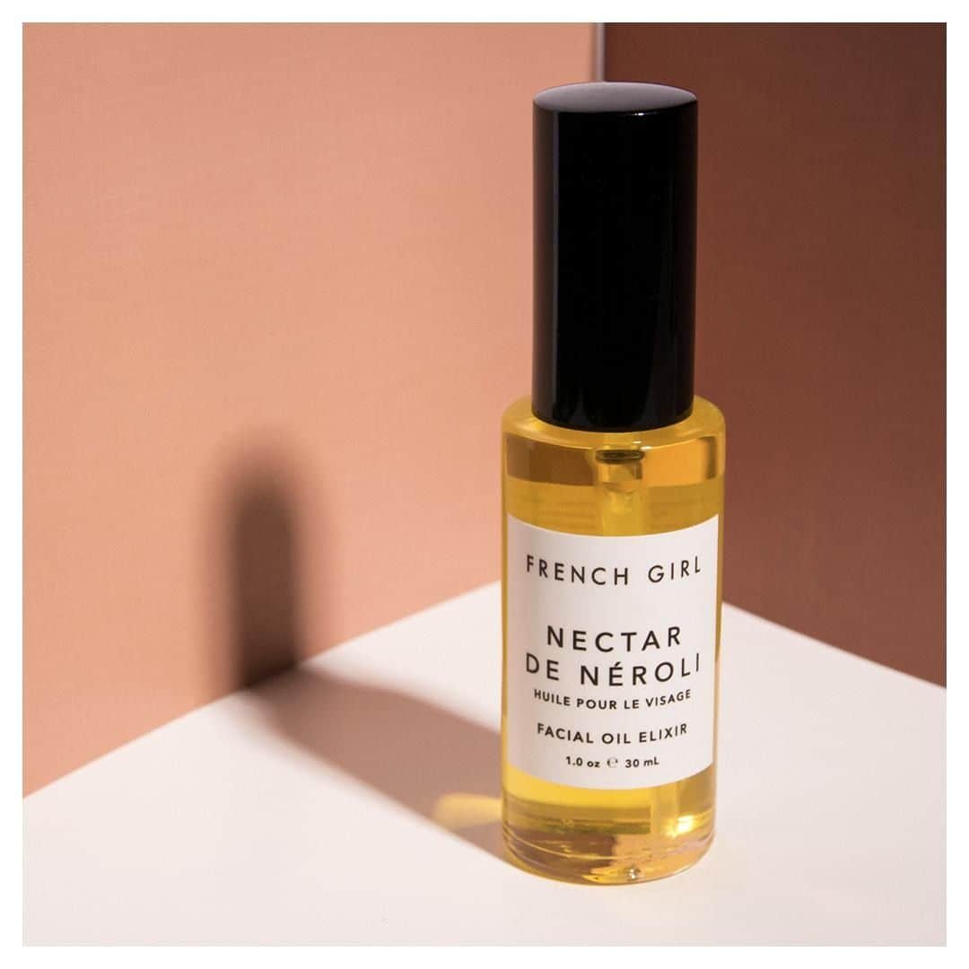 FRENCH GIRLさんのインスタグラム写真 - (FRENCH GIRLInstagram)「Talk about bang for your buck! Our NECTAR DE NÉROLI - FACIAL OIL ELIXIR is a powerful combo of over 20 plant and flower oils in one exceptional blend. ⠀ ⠀ Camellia oil promotes healthy aging with high oleic and omega fatty acids.⠀ ⠀ Borage, chia, berry oils contain powerhouse antioxidant factors.⠀ ⠀ Blue chamomile & frankincense essential oils minimize inflammation and brighten the complexion.⠀ ⠀ Argan oil sourced from North Africa contains rich, fatty acids that protect skin from free-radical damage.⠀ ⠀ Jojoba, rosehip, & tamanu oils heal and soothe the skin.⠀ ⠀ Squalane oils hydrate skin at a cellular level.⠀ ⠀ #neroli #beautyelixir #greenyourbeautyroutine #plantpowered #beautywellness #skintelligence #ecoluxe #sustainableluxury #frenchgirlorganics」5月31日 4時00分 - frenchgirlorganics