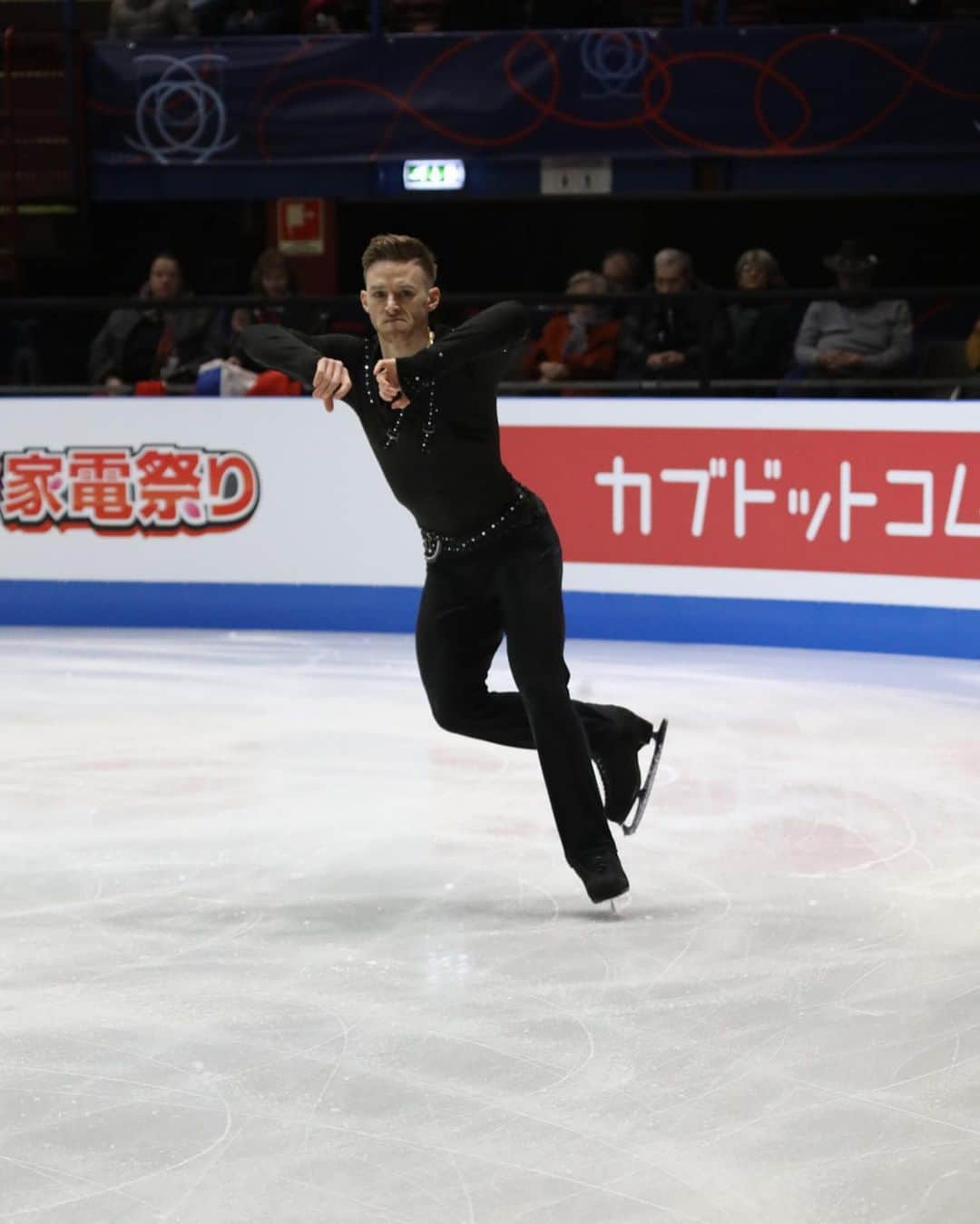 Phil Harrisのインスタグラム：「The most important battles you will face are the ones nobody is aware of! The true tests of character! How you step up and face them will determine the type of person you are and the success you can achieve! 👊🏼💪🏼 #Throwback to Worlds 2018 where I proudly qualified for the final while competing with a suspected torn meniscus! Without an incredible medical team there was no way I was competing on the biggest stage! They can often get lost in the background but I never forget them! 🙌🏼✨👏🏼 #Thankyou @terassatk and @elite_therapy_coventry ❤️ . . . @isufigureskating @britishiceskating @oniceperspectives @theskatinglesson @theicecapture @chiquesport #athelte #injury #worldchampionships #figureskater #figureskating #iceskater #iceskating #performance #determination #desire #drive #success #nolimits #team #rolemodel #character #tbh #thursday #discover #pic #motivation #motivationalquotes #medicalteam #lovewhatyoudo #recognition #proud #choreography #hardwork」