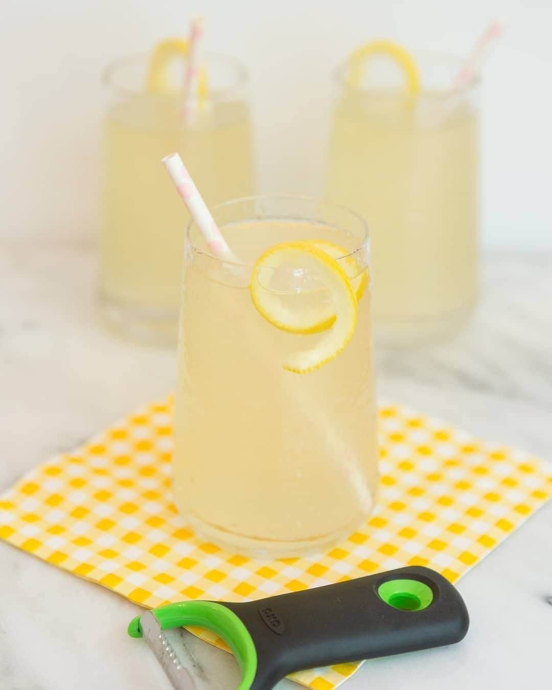 OXOさんのインスタグラム写真 - (OXOInstagram)「Nothing makes it feel like #preFriday like this twist on a lemonade sparkler. (Link in bio to make it your new favorite mocktail or cocktail) (📷: @coastalbride)」5月31日 4時00分 - oxo