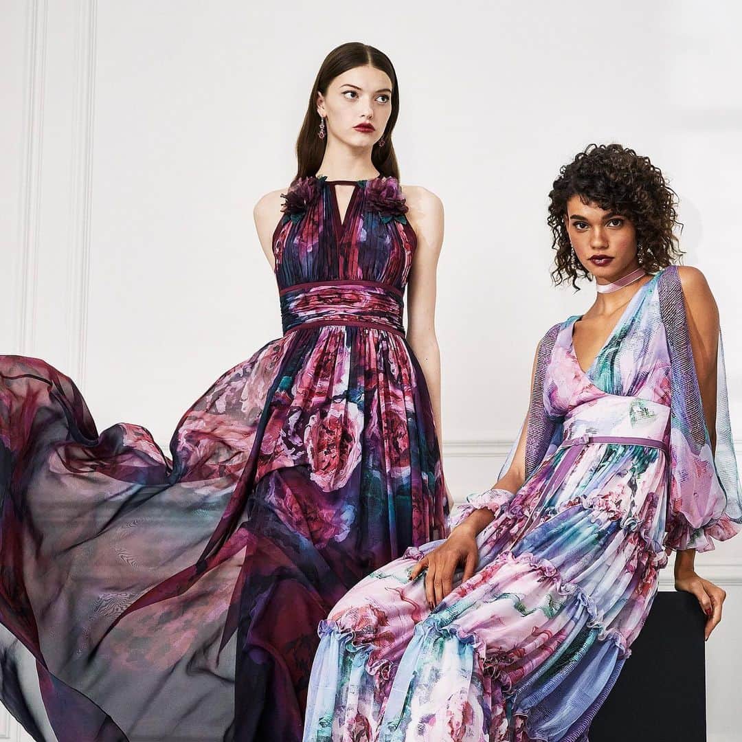 のインスタグラム：「Look 13 from the Pre-Fall 2019 Marchesa Notte collection features a sleeveless printed chiffon form with satin ribbon and key-hole paired with sleeved printed chiffon cocktail with velvet ribbon waist trim. #marchesa #marchesanotte」