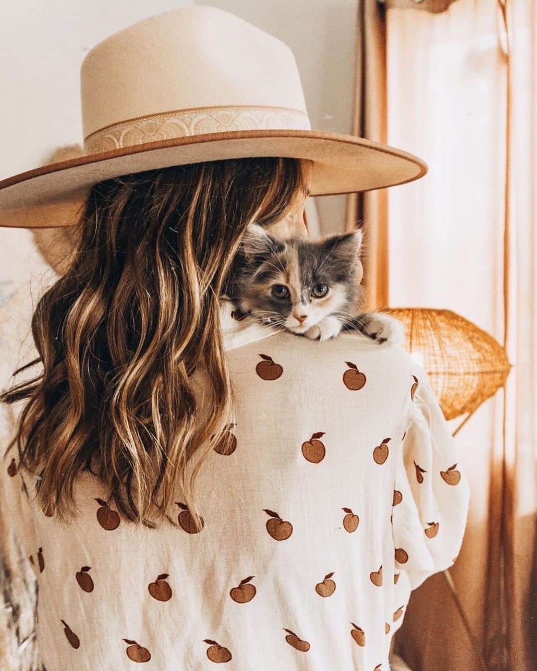 Anthropologieさんのインスタグラム写真 - (AnthropologieInstagram)「Finish the look with a hat (and/or cat) 😻 Photo via @chelsea_owens (link in profile to shop)」5月31日 4時01分 - anthropologie