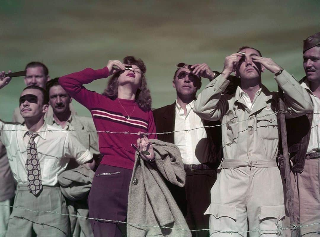 National Geographic Creativeさんのインスタグラム写真 - (National Geographic CreativeInstagram)「Photo by Richard H. Stewart & Guy W. Starling | Locals protect their eyes while watching a solar eclipse near Bocaiuva, Brazil. This image was published in the September 1947 magazine. #ThrowBackThursday #SolarEclipse #Vintage」5月31日 4時02分 - natgeointhefield