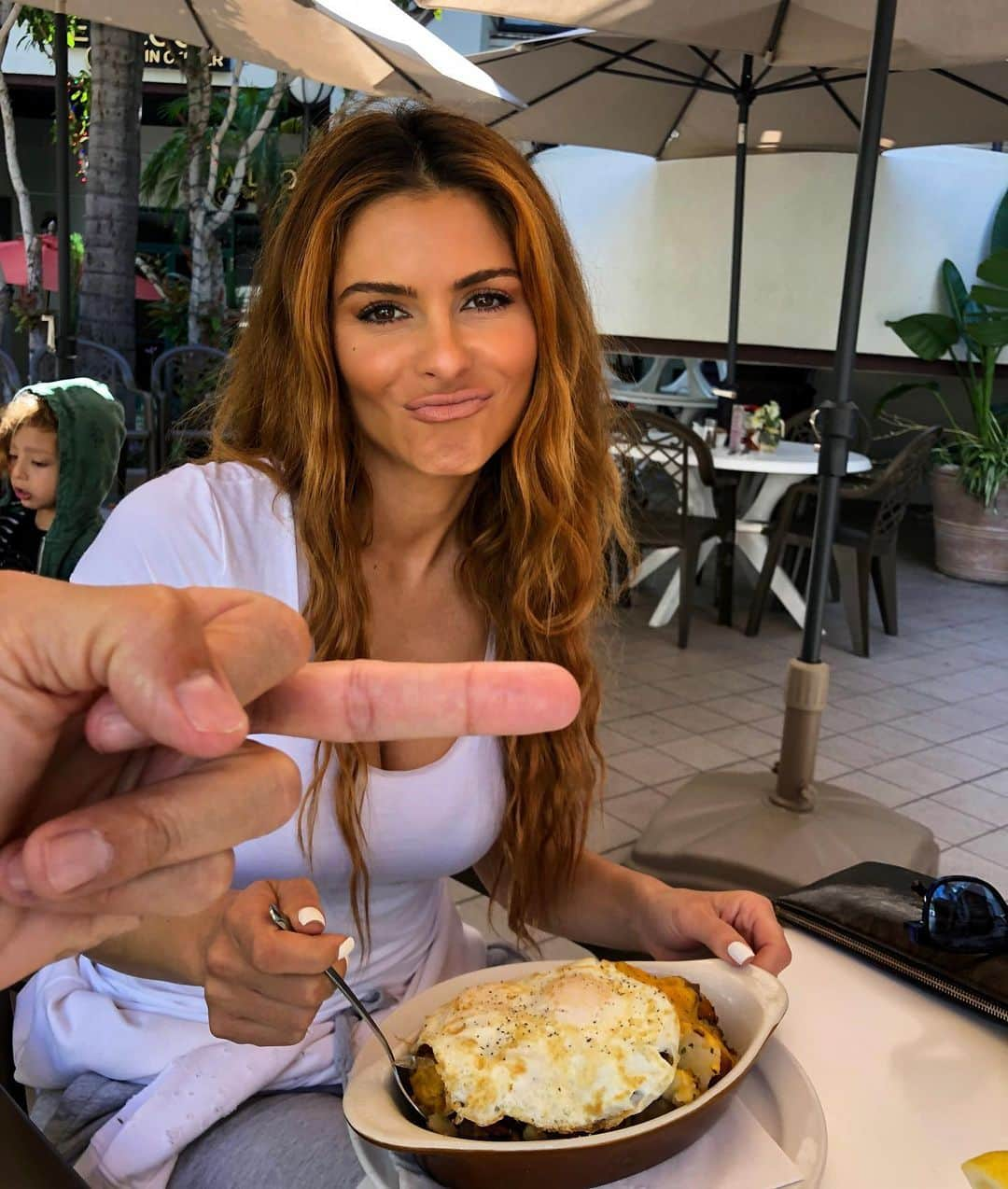 マリア・メノウノスさんのインスタグラム写真 - (マリア・メノウノスInstagram)「Photobombed by @undergaro. Guess he was jealous that I was more interested in this dish in front of me aka “Ronnie’s Scrumptious Breakfast,” than him 🤷‍♀️😂」5月31日 4時02分 - mariamenounos