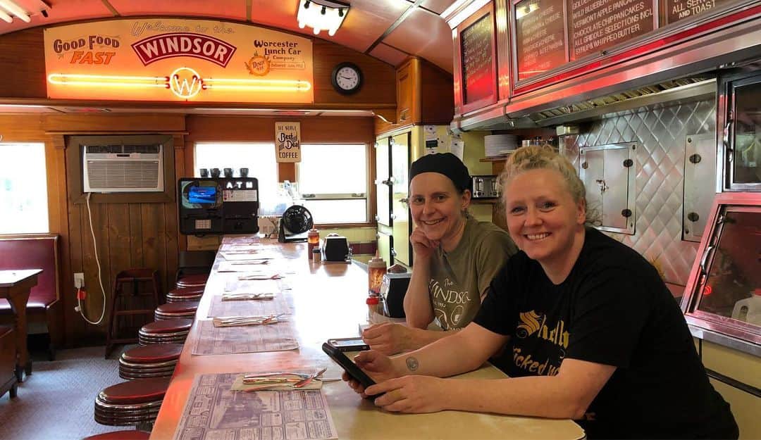 ロバート・パトリックさんのインスタグラム写真 - (ロバート・パトリックInstagram)「Ok the magical spot to dine in Windsor, Vermont is with these to knuckleheads “Trouble” and her accomplice “Wicked Witch” @windsordiner #bestfood #food #diner #ride #harleydavidson #rollingthunder」5月31日 4時04分 - ripfighter