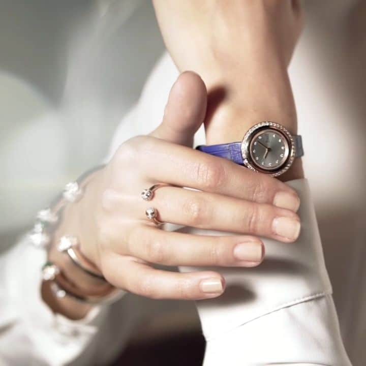 のインスタグラム：「Play the time away with the turning ring of our #PiagetPossession watch. #Piaget #PiagetWatch #Watch #TurnAndShine」