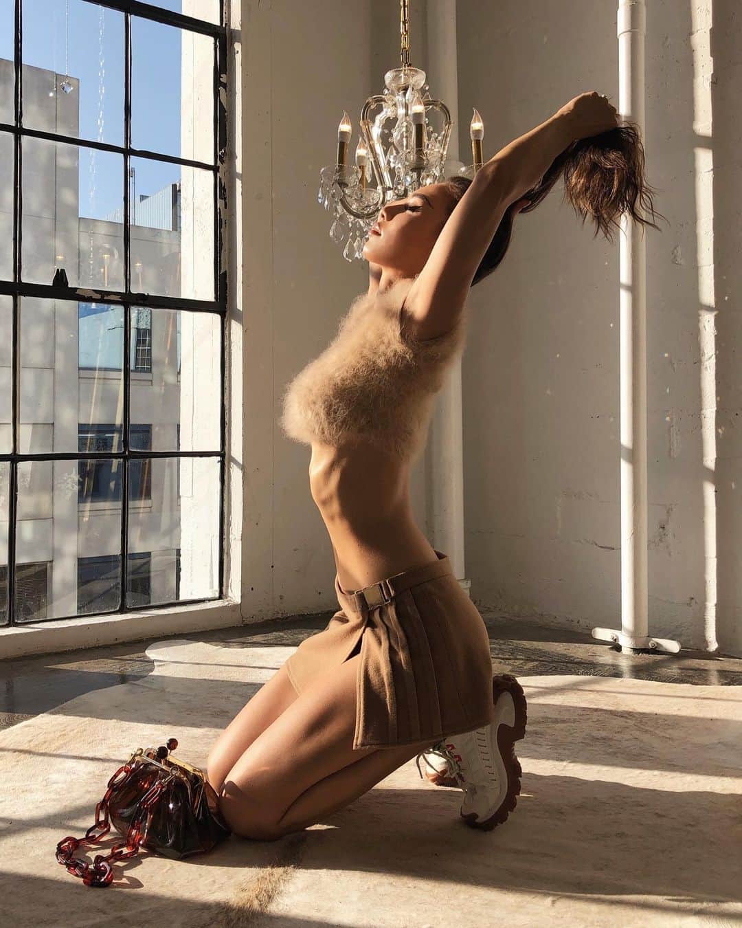 ルミ・ニーリーのインスタグラム：「After falling asleep in the loft 🐈」
