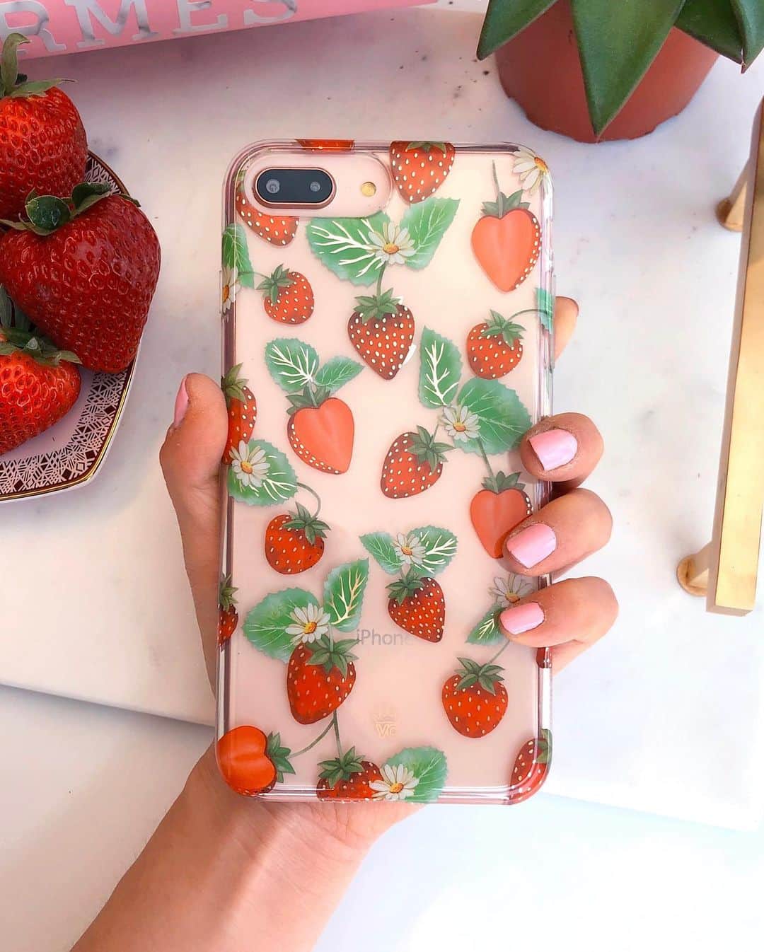 VELVETCAVIARさんのインスタグラム写真 - (VELVETCAVIARInstagram)「NEW DROP 🔥 Here’s our first taste of summer with our sweet Strawberry Fields Case 🍓🌱 This protective, clear case has berry cute hand-drawn 🍓 patterns! Comes in a gloss finish, gold chrome outlines, and a matching clear bumper for added protection against drops. Available for iPhone and Samsung, get yours today via link in bio: @velvetcaviar #velvetcaviar #strawberries」5月31日 4時32分 - velvetcaviar