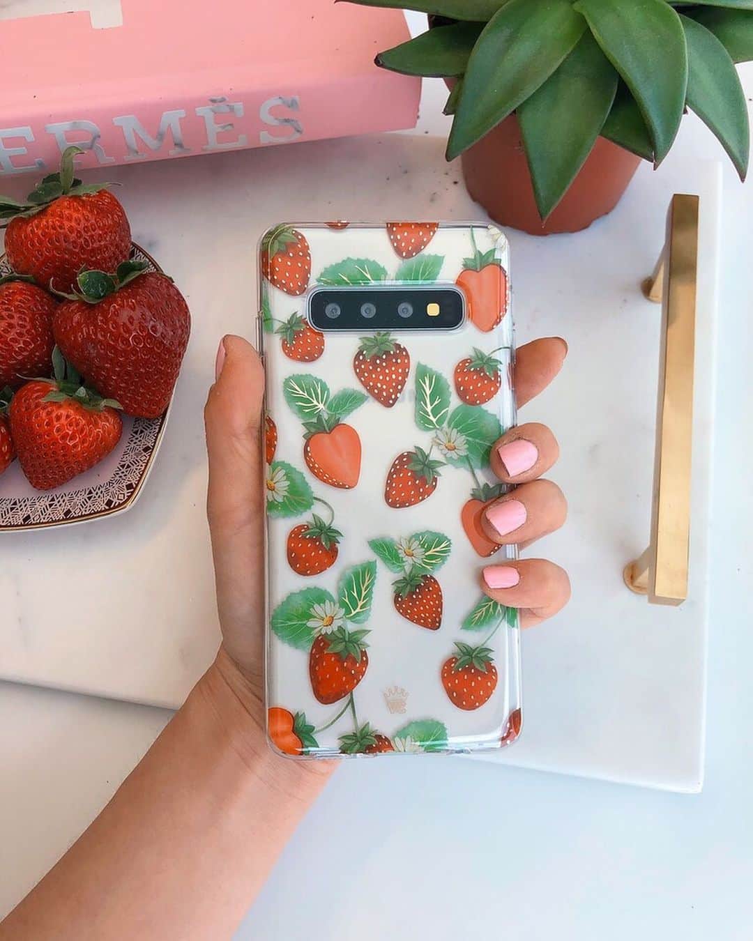 VELVETCAVIARさんのインスタグラム写真 - (VELVETCAVIARInstagram)「NEW DROP 🔥 Here’s our first taste of summer with our sweet Strawberry Fields Case 🍓🌱 This protective, clear case has berry cute hand-drawn 🍓 patterns! Comes in a gloss finish, gold chrome outlines, and a matching clear bumper for added protection against drops. Available for iPhone and Samsung, get yours today via link in bio: @velvetcaviar #velvetcaviar #strawberries」5月31日 4時32分 - velvetcaviar