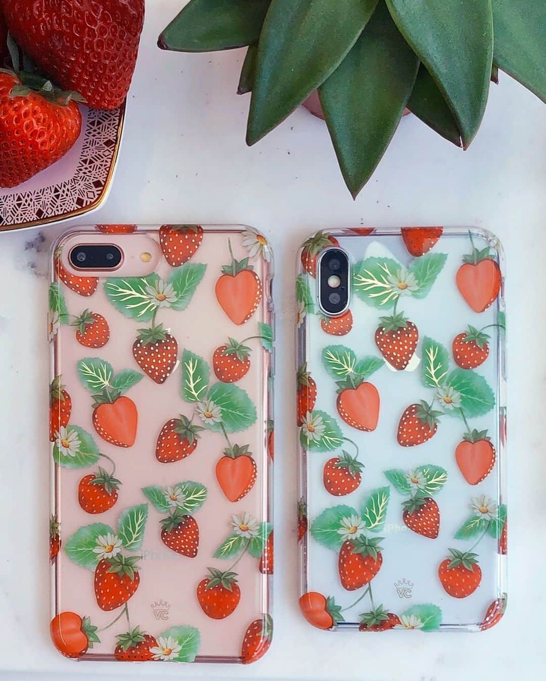 VELVETCAVIARさんのインスタグラム写真 - (VELVETCAVIARInstagram)「NEW DROP 🔥 Here’s our first taste of summer with our sweet Strawberry Fields Case 🍓🌱 This protective, clear case has berry cute hand-drawn 🍓 patterns! Comes in a gloss finish, gold chrome outlines, and a matching clear bumper for added protection against drops. Available for iPhone and Samsung, get yours today via link in bio: @velvetcaviar #velvetcaviar #strawberries」5月31日 4時32分 - velvetcaviar