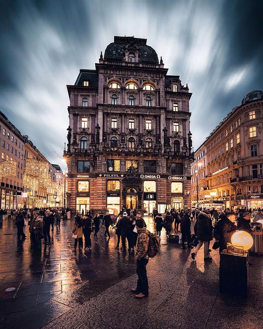 Wien | Viennaさんのインスタグラム写真 - (Wien | ViennaInstagram)「The amazing Palais Equitable in the first district. When was the last time you visited Vienna? ☔️✨ by @damian.antal #ViennaNow」5月31日 4時43分 - viennatouristboard