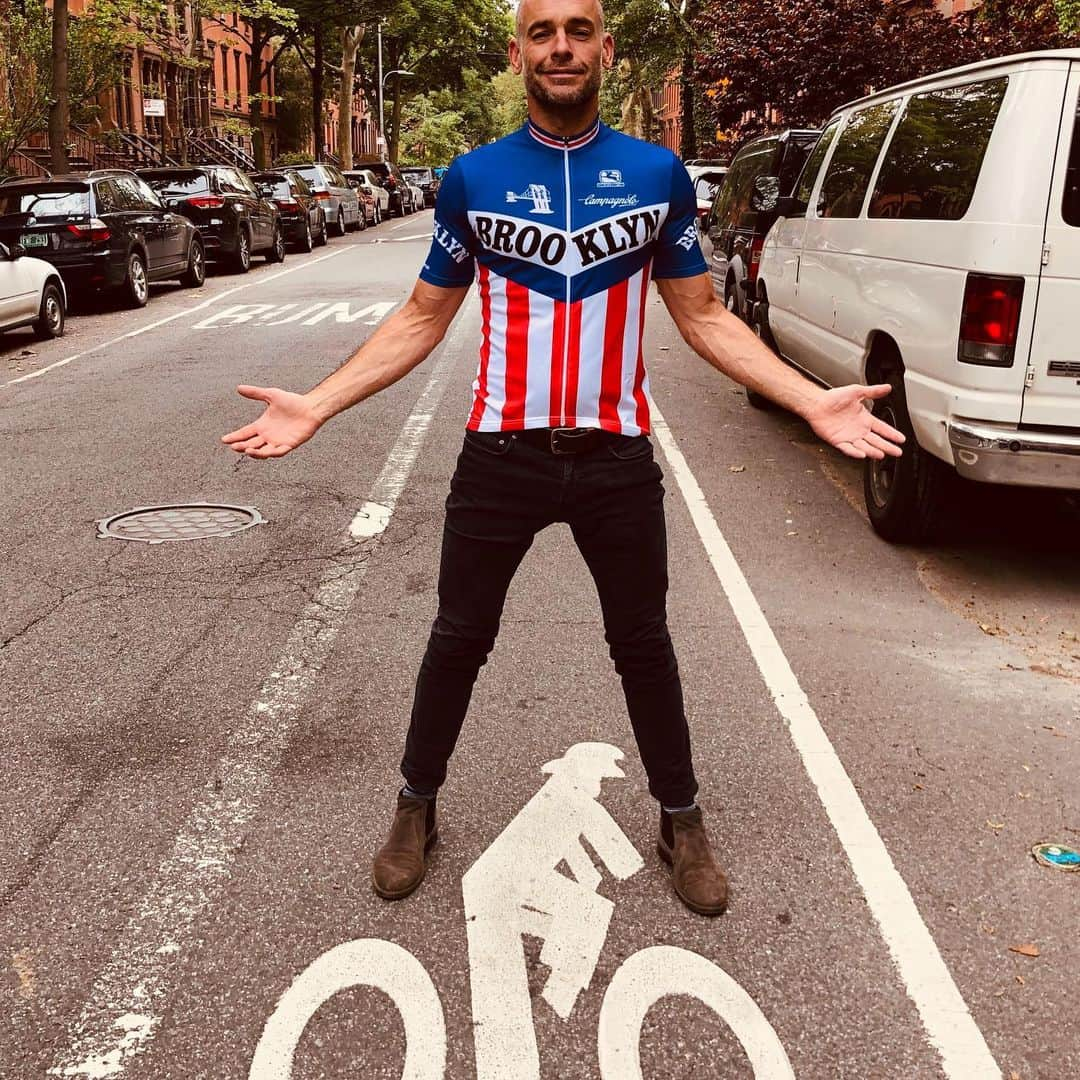 ポール・ブラックソーンさんのインスタグラム写真 - (ポール・ブラックソーンInstagram)「I’m cycling through Italy at the end of June from Venice to Rome, so in honor of my beloved Brooklyn I bought this riding top today.  Soon after, I saw this great bike to try out and gave it a whirl, but I fell off the darn thing... Should have been wearing a helmet too, very naughty.」5月31日 4時48分 - paulblackthorne