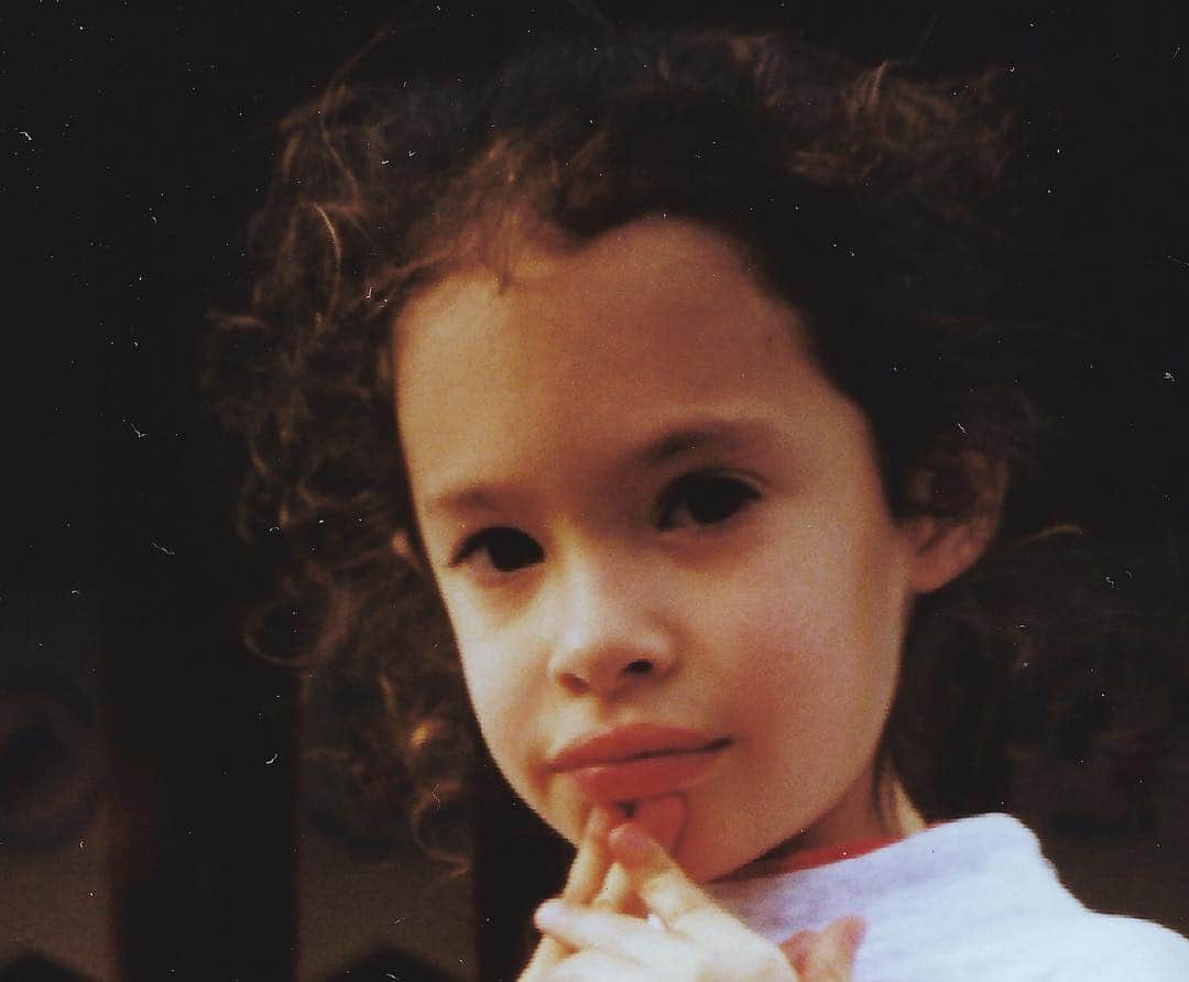 クロエ・ブリッジスのインスタグラム：「I’m glad I grew out of my Einstein hair #tbt」