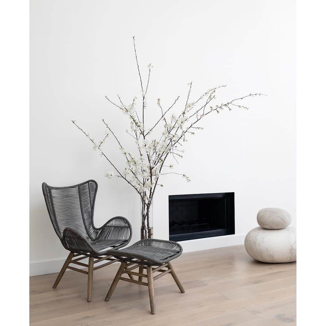 エリン フェザーストンのインスタグラム：「Do you remember what this used to look like? Scroll through for the before shot. I’ve nicknamed this spot my “sculpture garden” thanks to the set of stacked Ronel Jordaan felted rock cushions from @abccarpetandhome and woven wingback chair from @perigold. 📷@selliottphoto #thefetherednest」