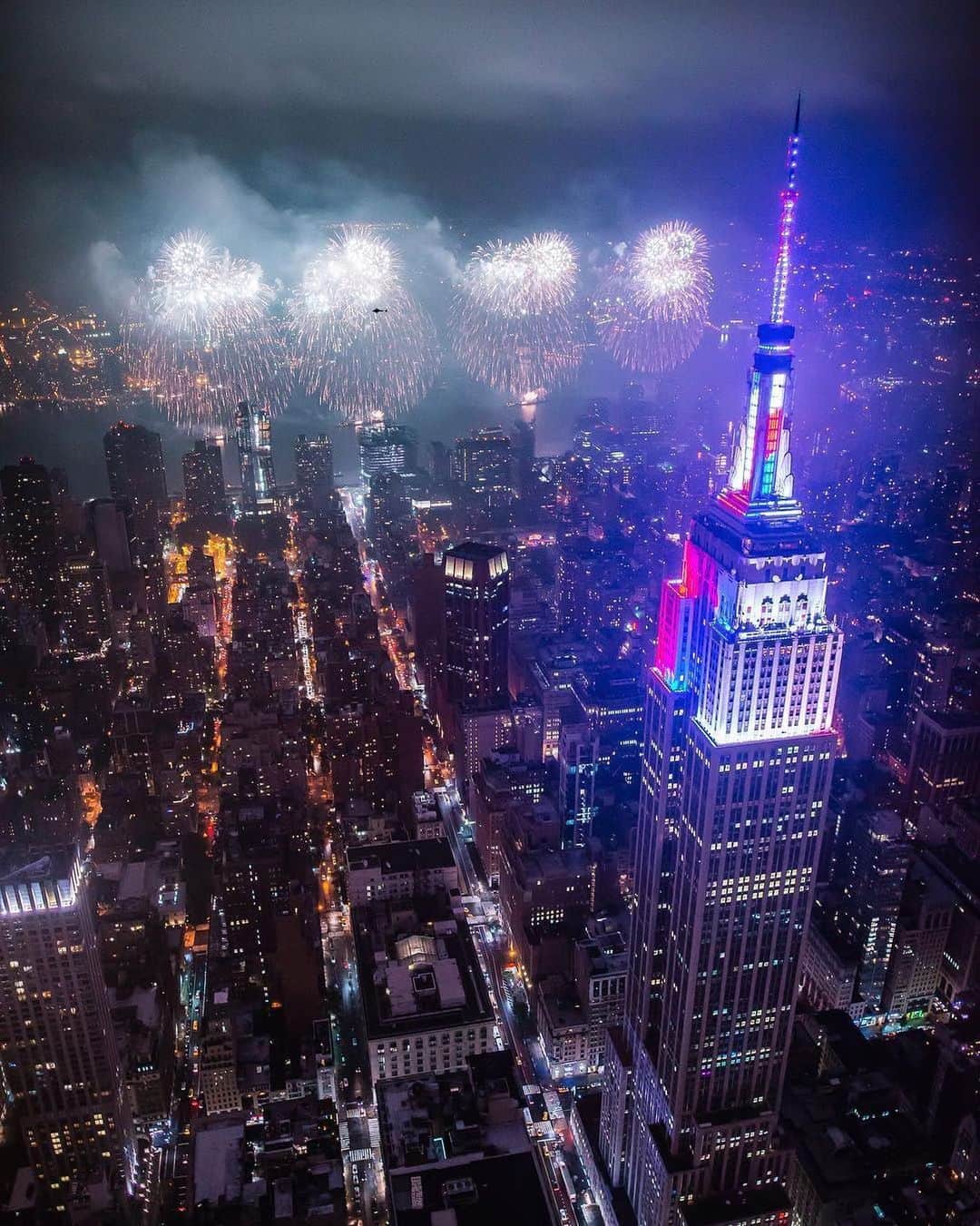 Empire State Buildingさんのインスタグラム写真 - (Empire State BuildingInstagram)「#GIVEAWAY! Win 2 tix to our ultra-exclusive July 4th fireworks viewing party w/ premium open-bar & hors d’oeuvres! 🎇 . TO ENTER: Follow us, like this post & comment on this post tagging one friend. Unlimited entries! 1 comment/ tag = 1 entry. 😍 . Only 1 tag per comment, each tag must be unique. One winner will be selected randomly. Winner contacted via DM. 🎆 . 📷: @niimitracey #EmpireStateBuilding ✨ . . . . . Accommodation & transportation not included. This contest/giveaway is in no way sponsored, endorsed or administered, or associated with Instagram. This giveaway is sponsored by @empirestatebldg. The contest will run from 4:00PM EST 5/30 until 12:00PM EST 6/4. Giveaway is open only to residents 18+ years of age, of the 50 United States and District of Columbia. Tap bio link for official rules.」5月31日 4時56分 - empirestatebldg