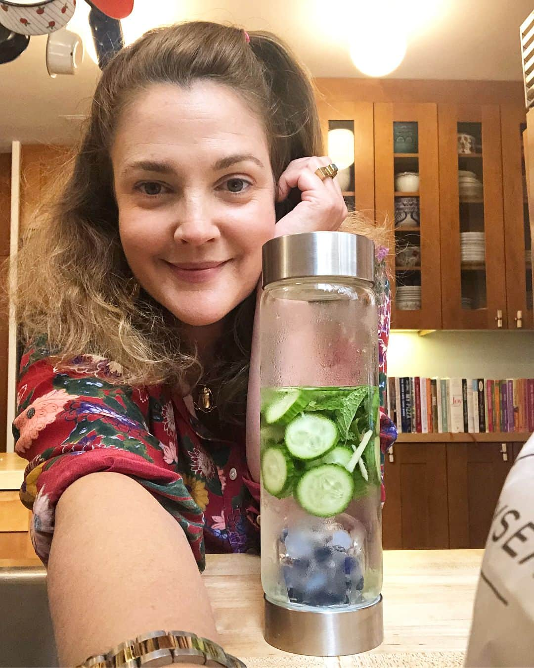 ドリュー・バリモアさんのインスタグラム写真 - (ドリュー・バリモアInstagram)「@vitajuwel I’m so excited to try this!!! My brand new sparkly gold flecked water bottle ✨Thank you #vitajuwel !!! THANKS TO YOU I AM DRINKING ALL THE WATER I SHOULD BE!」5月31日 5時04分 - drewbarrymore