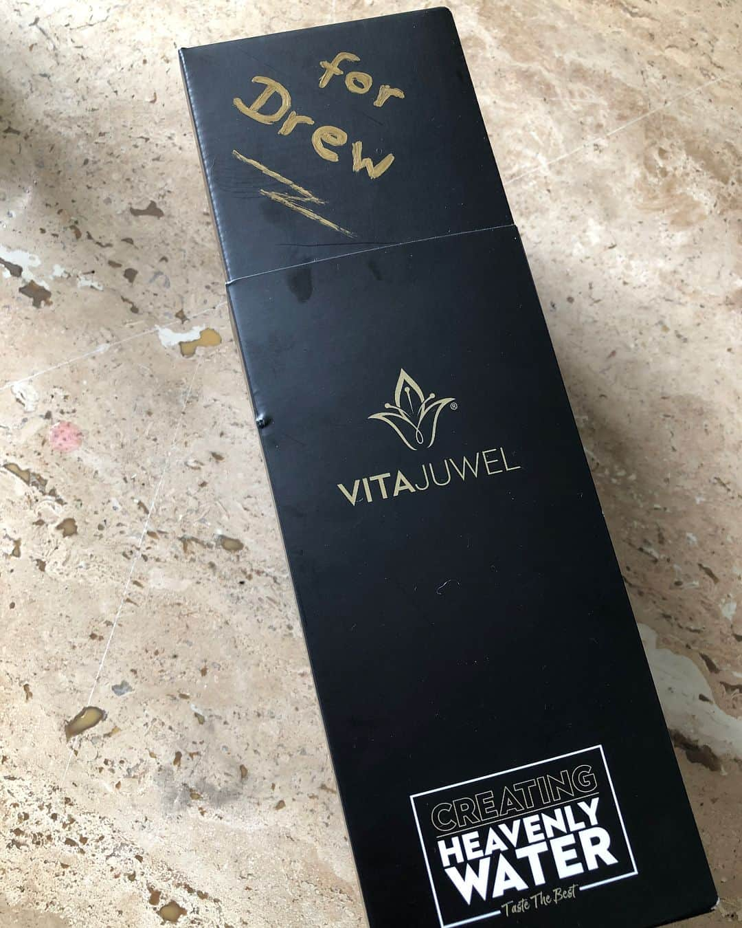 ドリュー・バリモアさんのインスタグラム写真 - (ドリュー・バリモアInstagram)「@vitajuwel I’m so excited to try this!!! My brand new sparkly gold flecked water bottle ✨Thank you #vitajuwel !!! THANKS TO YOU I AM DRINKING ALL THE WATER I SHOULD BE!」5月31日 5時04分 - drewbarrymore