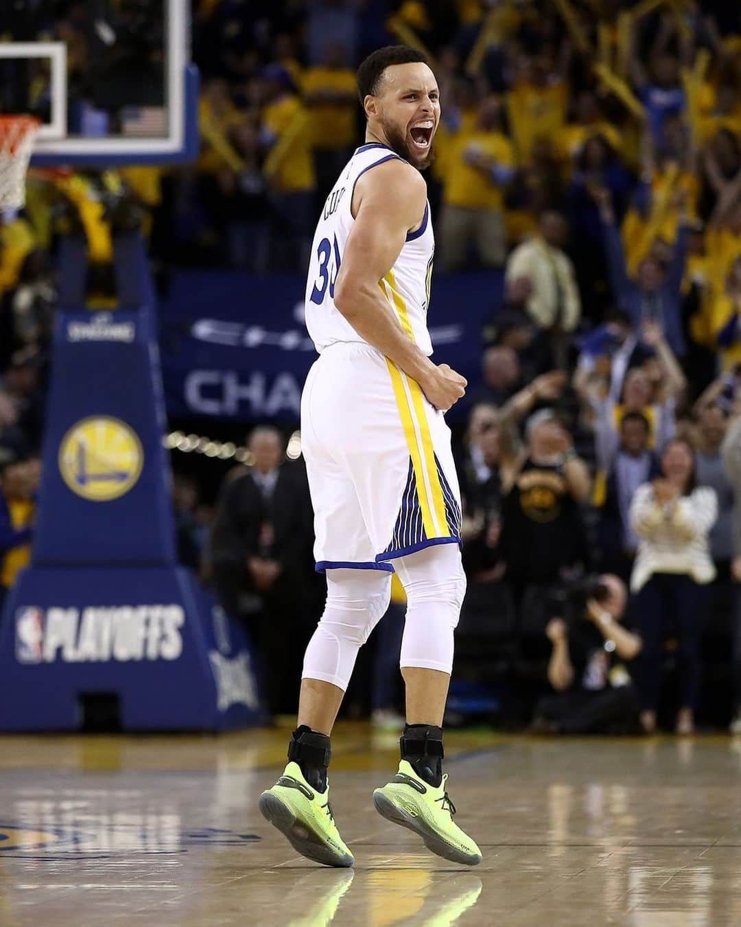 Under Armour Basketballさんのインスタグラム写真 - (Under Armour BasketballInstagram)「@stephencurry30 is ready to bring one more back to Oracle. The quest for a 4th🏆 begins now. #RuinTheGame」5月31日 5時03分 - uabasketball