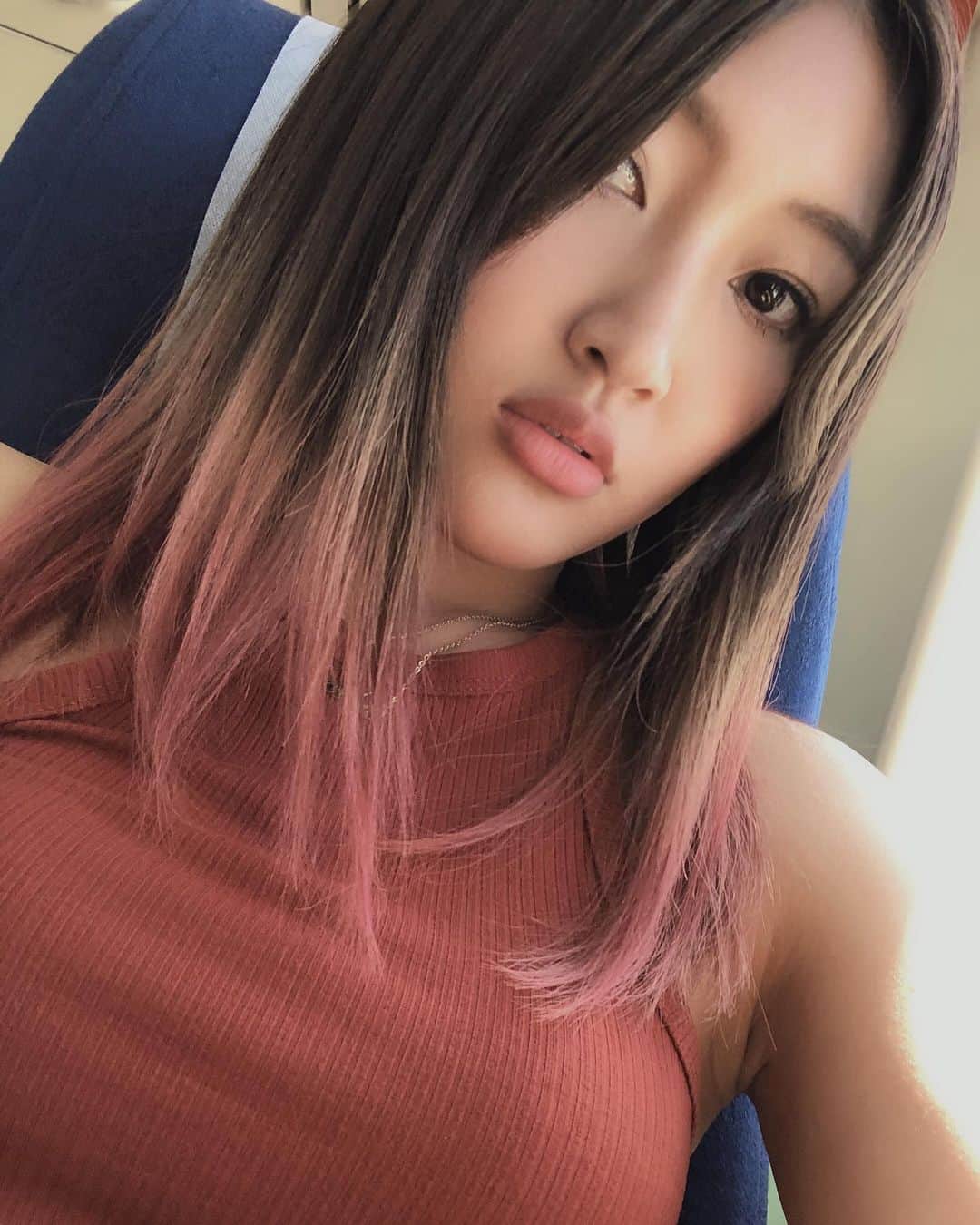 上枝恵美加さんのインスタグラム写真 - (上枝恵美加Instagram)「Is this hair pink or red?♥️♥️I did it by myself with a Japanese product a few days ago and now this color is already gone because of the shower. But I love it:) ． ． 毛先を #クイスクイスデビルズトリック のピンクで自分で染めてみました！1週間くらいで落ちて元に戻るみたいなんやけど、スペインの硬水シャワーでは3,4日目くらいでほぼ元どおりやった！ でも色もめっちゃはっきり入って好き！おすすめ！日本から何個か持ってきてるので、また気分転換にたまにしまーす！ ． ． #lifeinspain#lifestyle#haircolor #outfits#ootd#fashion#japaneseactress#asianmodel#asiangirl#japanesegirl#fashion#igerstgn#igerscatalunya#IGersJP#오오티디#대일리룩#좋아요꾹꾹」5月31日 5時18分 - emika_kamieda