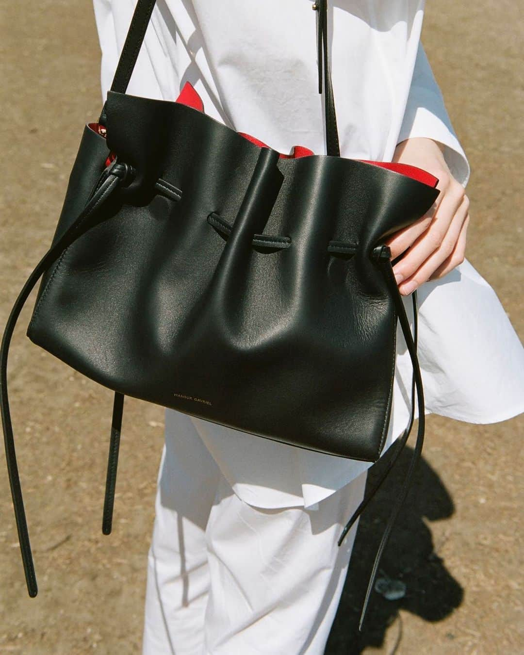 マンサー ガブリエルさんのインスタグラム写真 - (マンサー ガブリエルInstagram)「Our Lambskin Protea Bag in Black Flamma ☀️ #mansurgavriel」5月31日 5時17分 - mansurgavriel