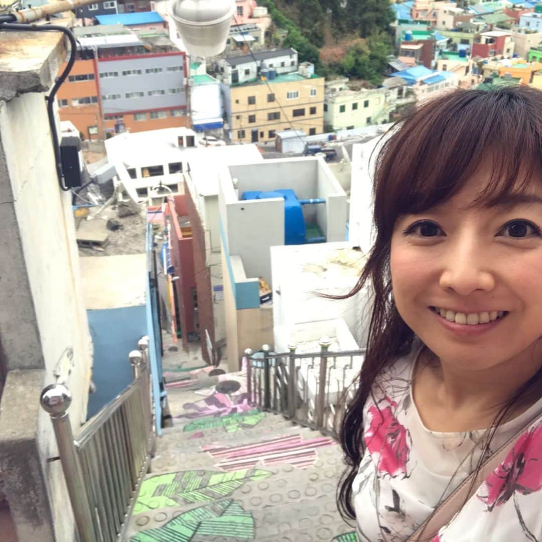 佐藤彩さんのインスタグラム写真 - (佐藤彩Instagram)「釜山のマチュピチュと言われている、甘川洞文化村✨﻿ 階段シリーズ✨ ここは斜面に沿って家が建てられていて、階段も見かけました。 歩いていると、こんなところにもカラフルに彩られた階段が！という発見もあって面白いです😊 しかも、とっても可愛らしい☺️ 思わず写真を撮りたくなるスポットですね。  ちなみに、天徳水の井戸には、昔、日照りが続き井戸が枯れてしまい、新たに井戸を掘ろうとして倒れてしまった青年の話があるのだとか。 急な斜面、水を運ぶのも確保するのも大変だったのでしょうね。  そして、住民たちが苦労して上り下りしたという、148段ある階段。 星を見に行く階段と名付けられているようです⭐︎ 上からも下からもデザインが楽しめるようになっていて、どちらからも見てみたい、と思う方も多いと思います。 けっこう急ですので、歩きやすい靴でお出かけすることをオススメします🌟  #釜山旅行  #甘川洞文化村  #階段カラフル #本の階段 #星を見に行く階段 #旅好き #HBC #アナウンサー #佐藤彩」5月31日 5時23分 - hbc_ayasato