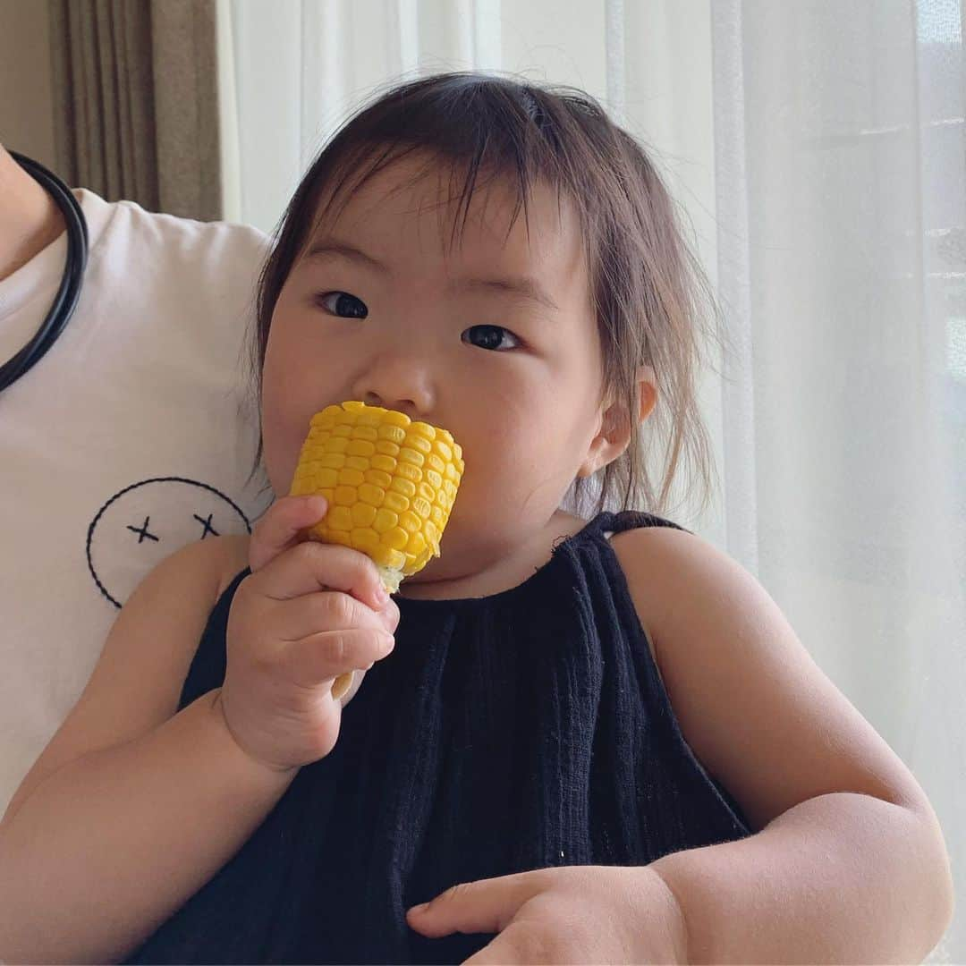 鈴木六夏さんのインスタグラム写真 - (鈴木六夏Instagram)「とうもろこし元年👶🏻💕🌽 #qさん #父さんは #自宅で常に #肩凝りループ装着w」5月31日 10時53分 - rikuka.62