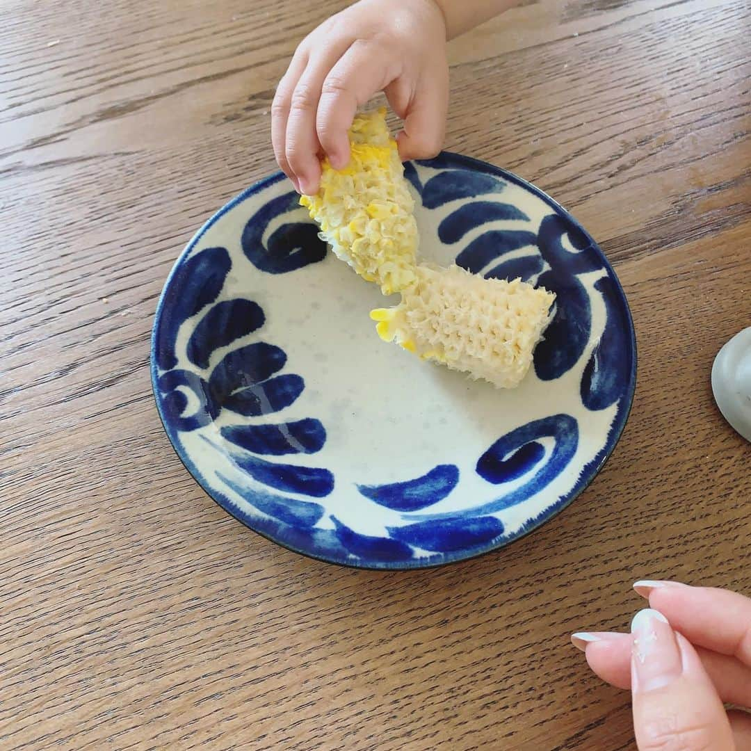 鈴木六夏さんのインスタグラム写真 - (鈴木六夏Instagram)「とうもろこし元年👶🏻💕🌽 #qさん #父さんは #自宅で常に #肩凝りループ装着w」5月31日 10時53分 - rikuka.62