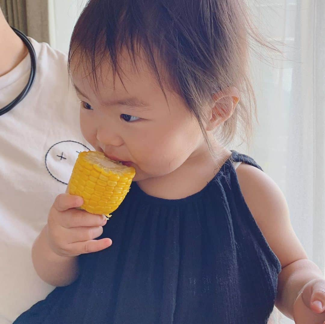 鈴木六夏さんのインスタグラム写真 - (鈴木六夏Instagram)「とうもろこし元年👶🏻💕🌽 #qさん #父さんは #自宅で常に #肩凝りループ装着w」5月31日 10時53分 - rikuka.62