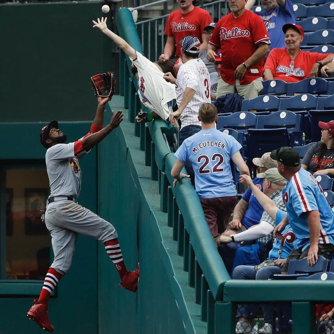 セントルイス・カージナルスさんのインスタグラム写真 - (セントルイス・カージナルスInstagram)「All the way ⬆️ and over the wall 😱」5月31日 5時50分 - cardinals