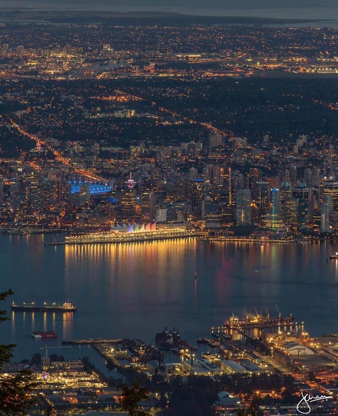 バンクーバー観光局- Tourism Vancouverさんのインスタグラム写真 - (バンクーバー観光局- Tourism VancouverInstagram)「グラウスマウンテンから見るバンクーバーの夜景は格別です。⠀ 📷 : @jennchanphotography(Instagram)⠀ .⠀ .⠀ .⠀ #カナダ #バンクーバー #Vancouver #旅 #旅行 #女子旅 #旅好き #一人旅 #海外旅行 #トラベル #旅女子 #旅行好きな人と繋がりたい #旅好きな人と繋がりたい #旅行好き #旅行大好き #旅行行きたい #旅に出たい #海外 #旅の記録 #旅の思い出 #旅行記 #旅したくなるフォト #マイトリップ #マイトリ #retrip_global #風景 #世界一周 #ダレカニミセタイケシキ #夜景 #ナイトビュー⠀」5月31日 6時00分 - vancouvertabi