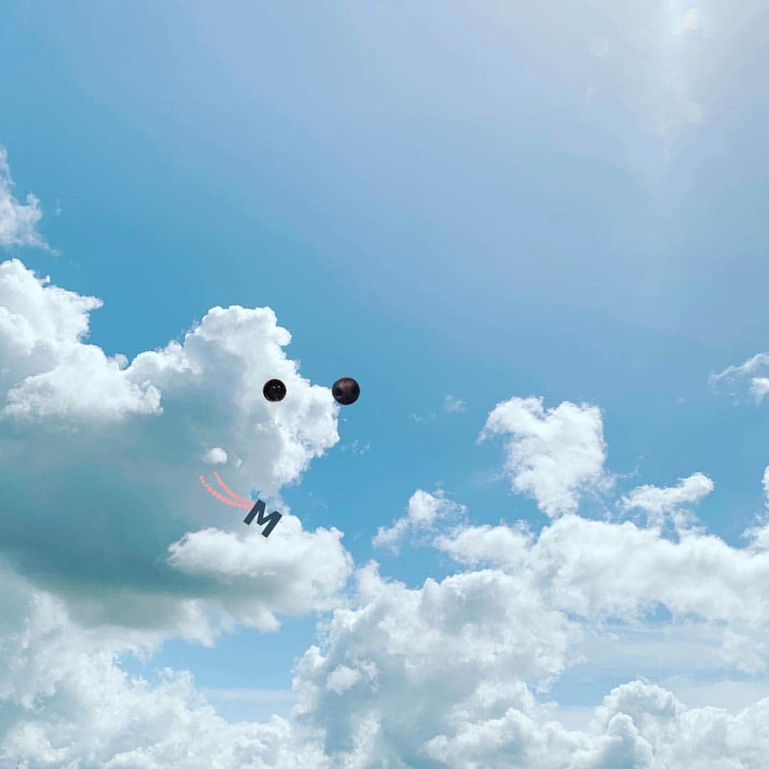 Maruさんのインスタグラム写真 - (MaruInstagram)「I can fly. ᵃⁿᵈ 一昨日、新幹線から見上げた空に まるさんを発見！ ᵃⁿᵈ アプリで付けた鼻とおめめは、まるさんの写真から！ びよ～んしてみてね（笑） ᵃⁿᵈ #雲  #笑ってるよね  #お手手短めもそっくり  #ぴょーん」5月31日 6時01分 - akiyomaru