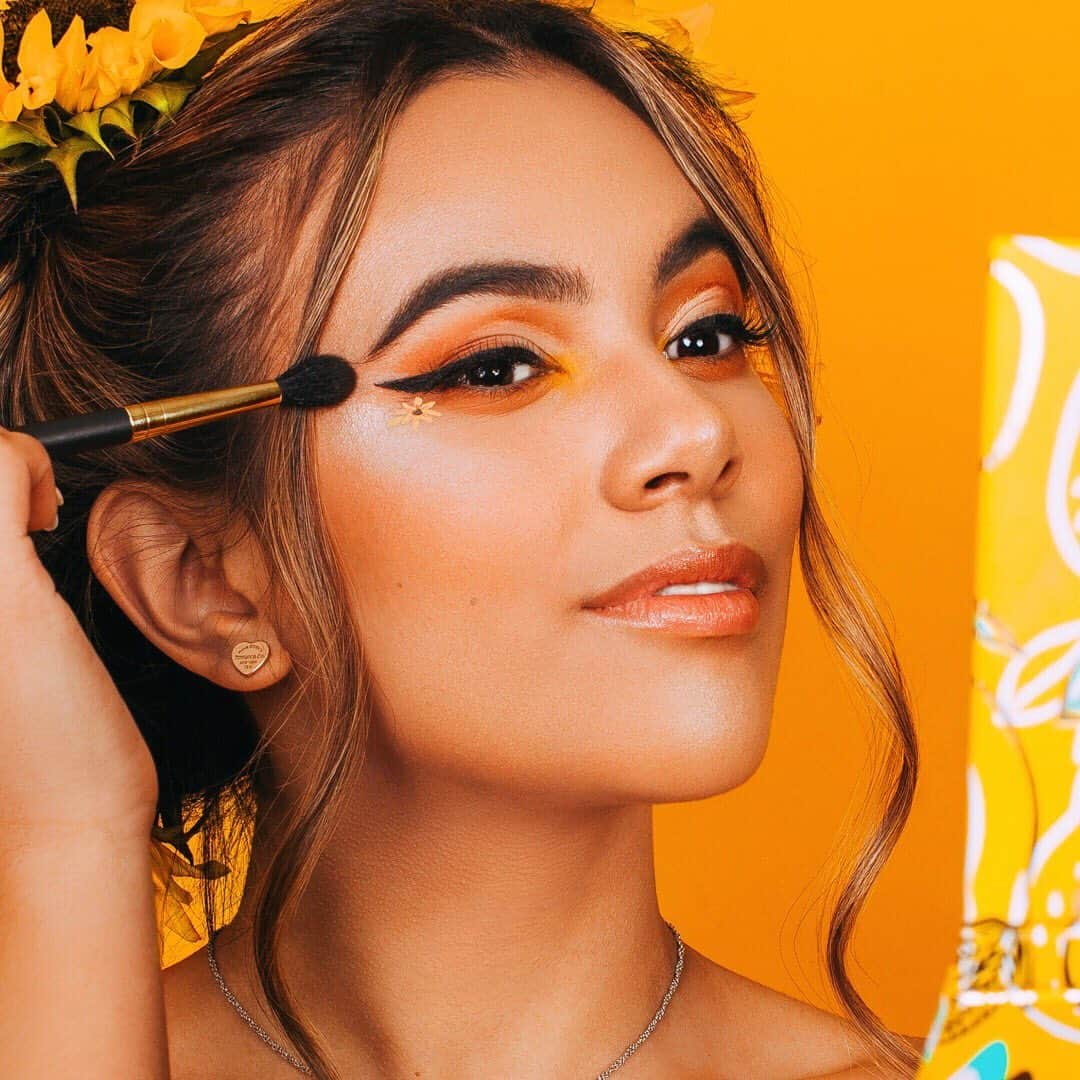 Tarte Cosmeticsさんのインスタグラム写真 - (Tarte CosmeticsInstagram)「When life gives you lemons.... 🍋 make summer glam! @adelainemorin lettin' her inner sunshine shine ☀️ with our LIMITED-EDITION #Adelainextarte eye & cheek palette! 💛 NOW on tarte.com & @ultabeauty! #crueltyfree #doubledutybeauty #GirlsSupportingGirls #Adelangels」5月31日 6時13分 - tartecosmetics